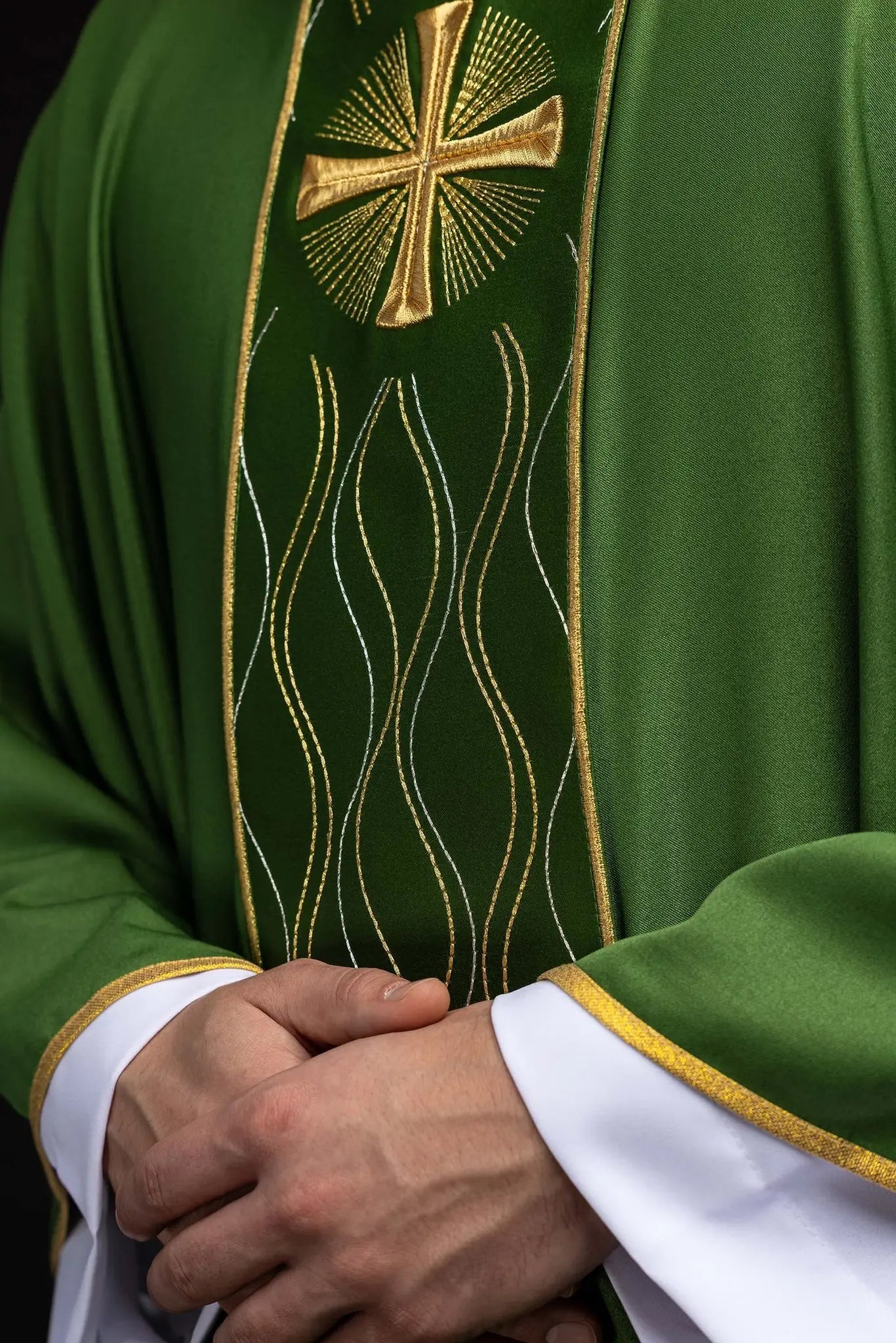 Chasuble verte avec broderie de croix dorée