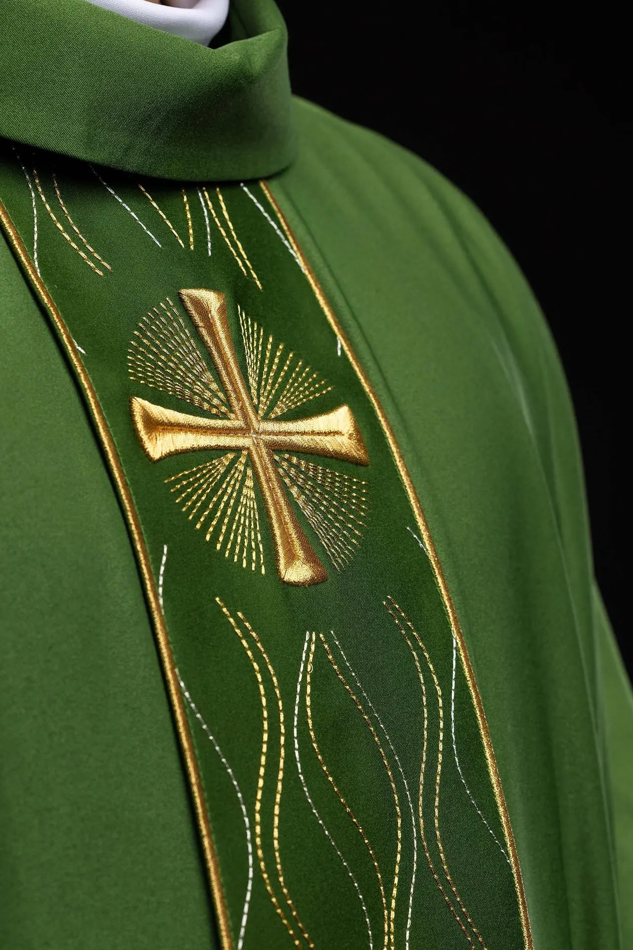 Chasuble verte avec broderie de croix dorée