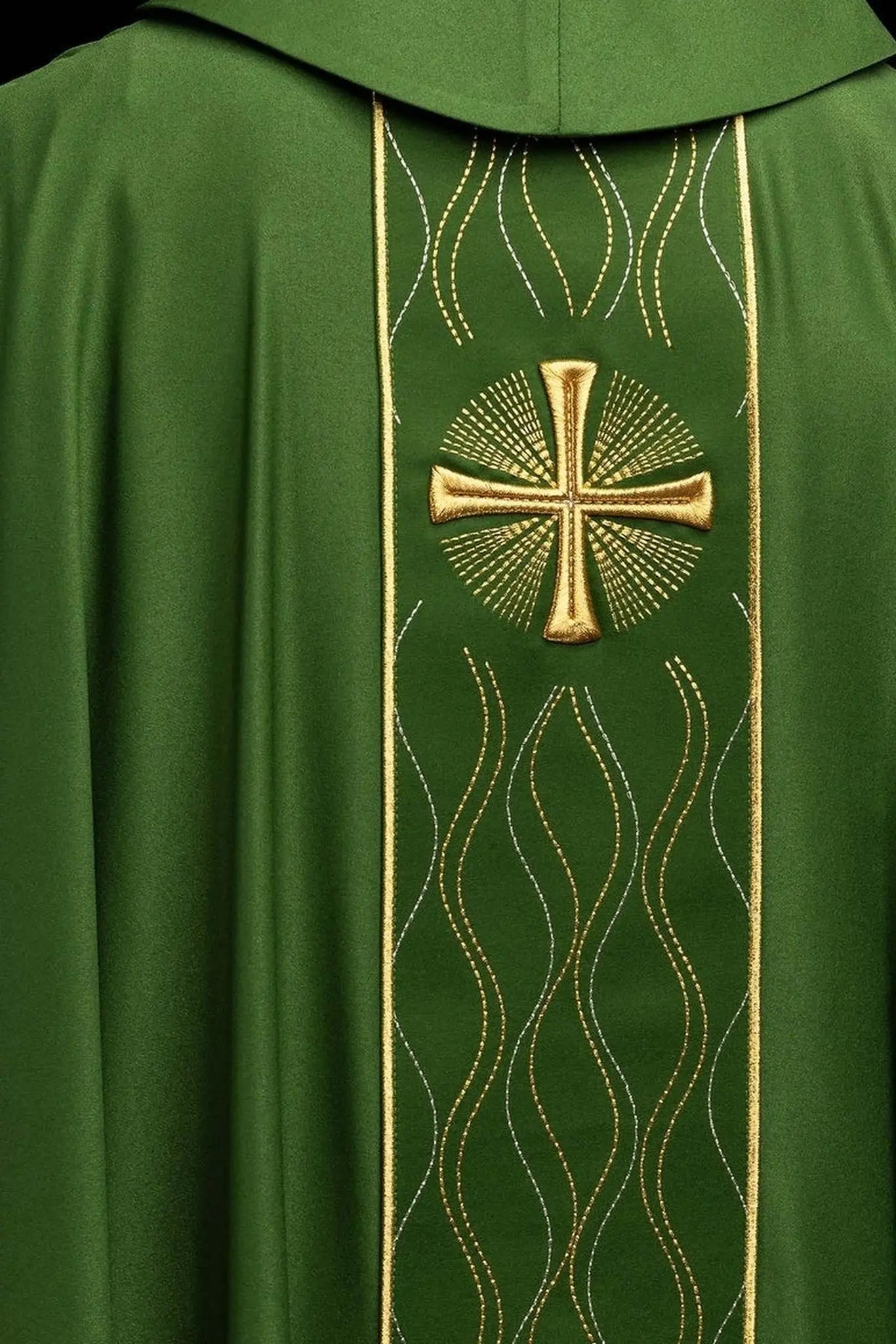 Chasuble verte avec broderie de croix dorée