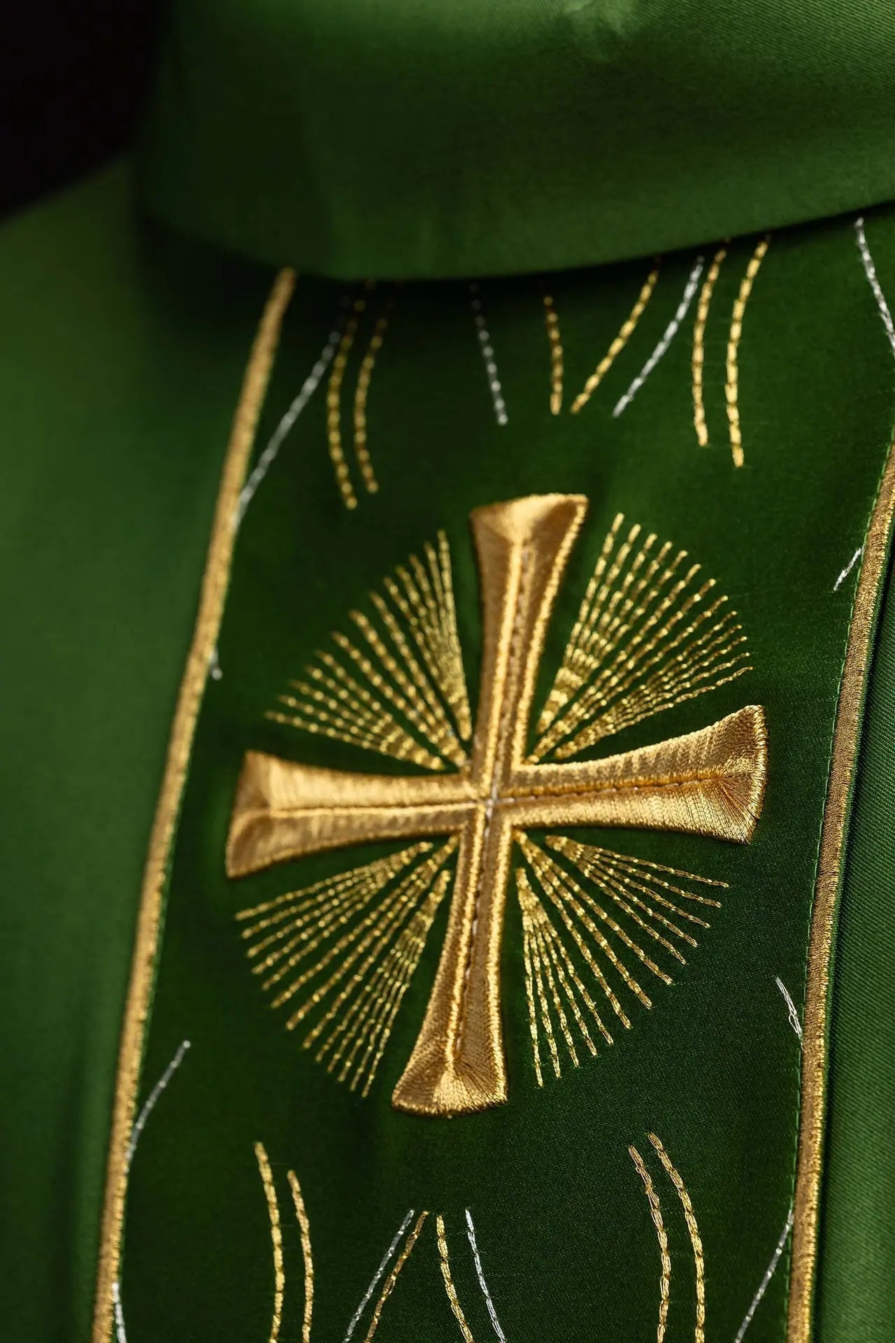 Chasuble verte avec broderie de croix dorée
