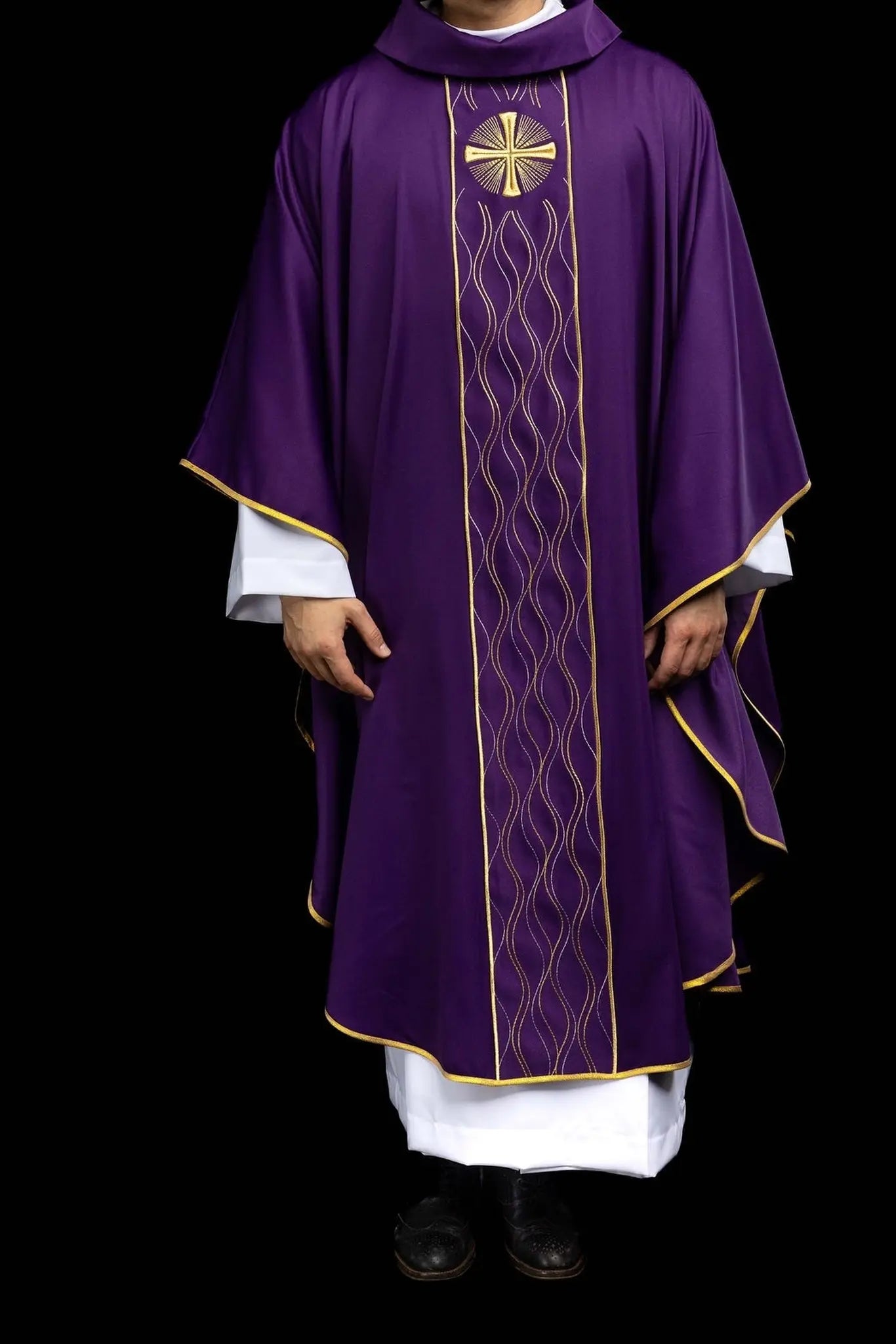 Chasuble violette avec broderie de croix dorée