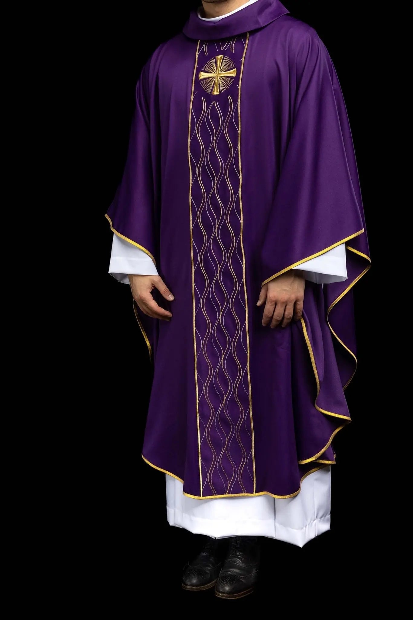 Chasuble violette avec broderie de croix dorée