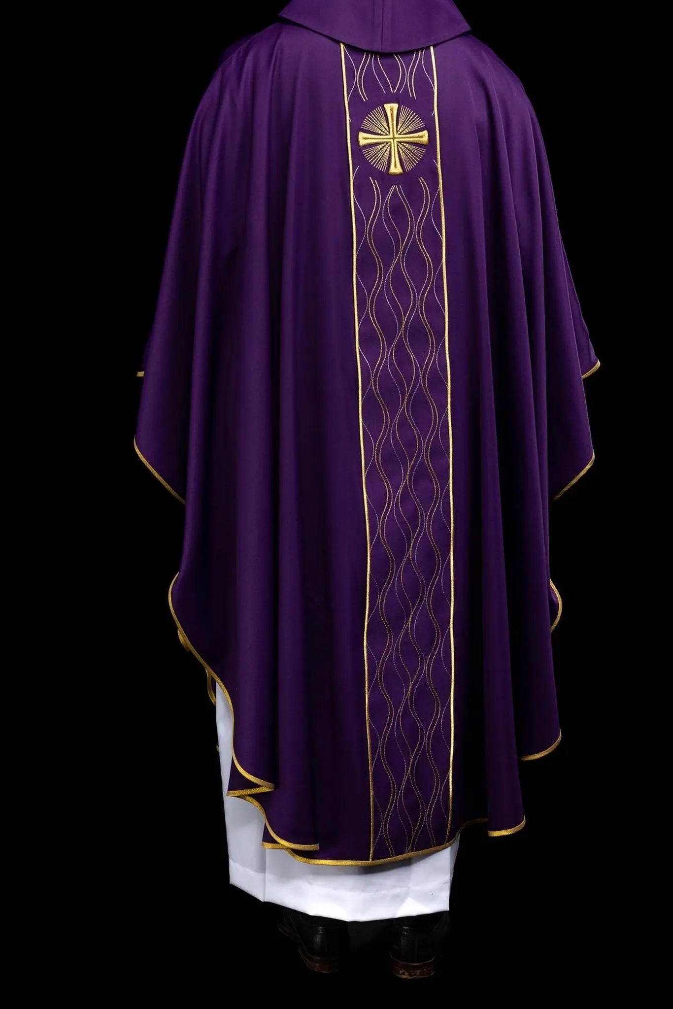 Chasuble violette avec broderie de croix dorée