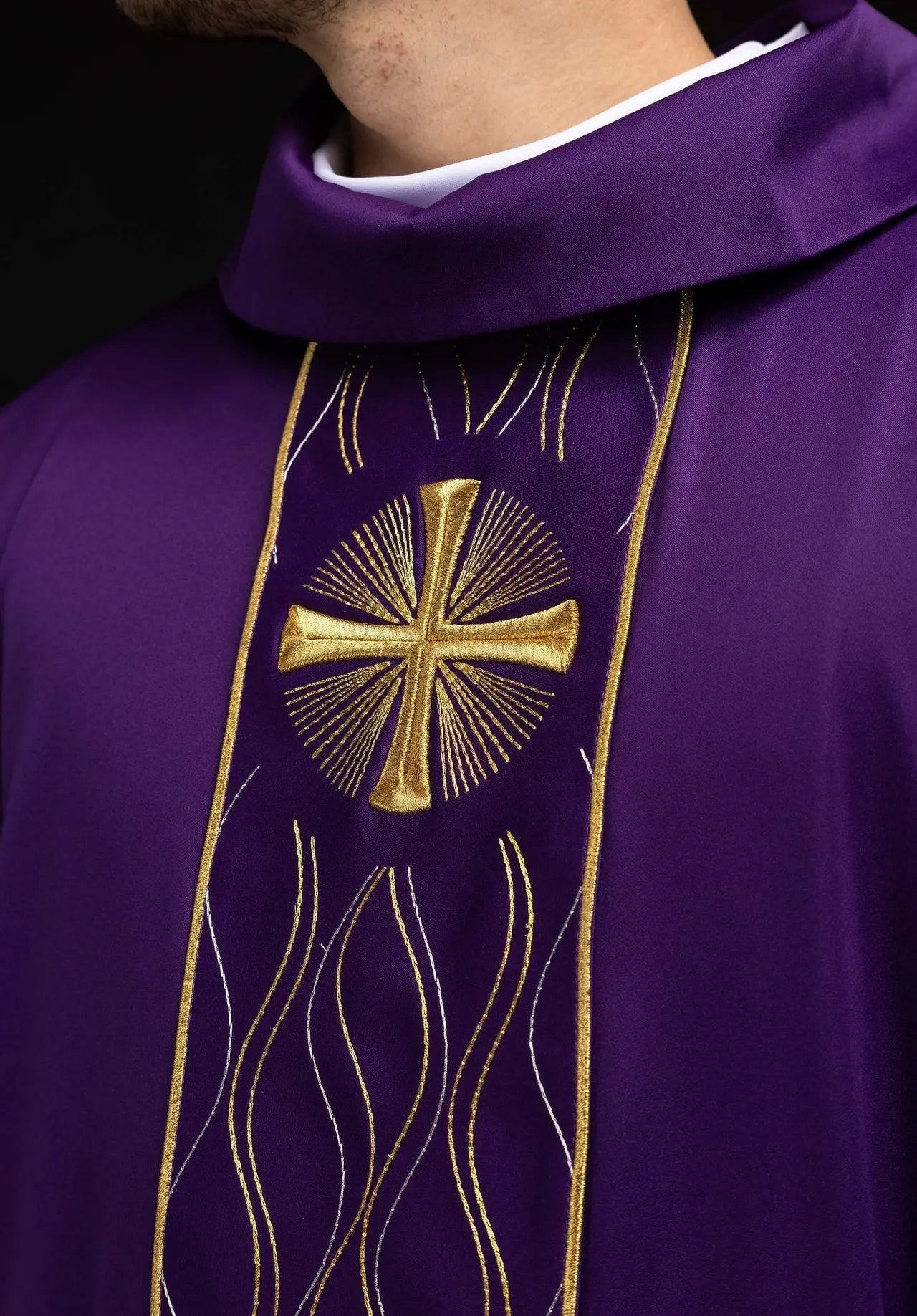 Chasuble violette avec broderie de croix dorée
