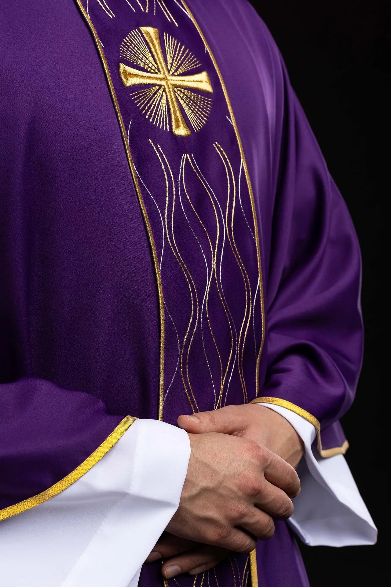 Chasuble violette avec broderie de croix dorée
