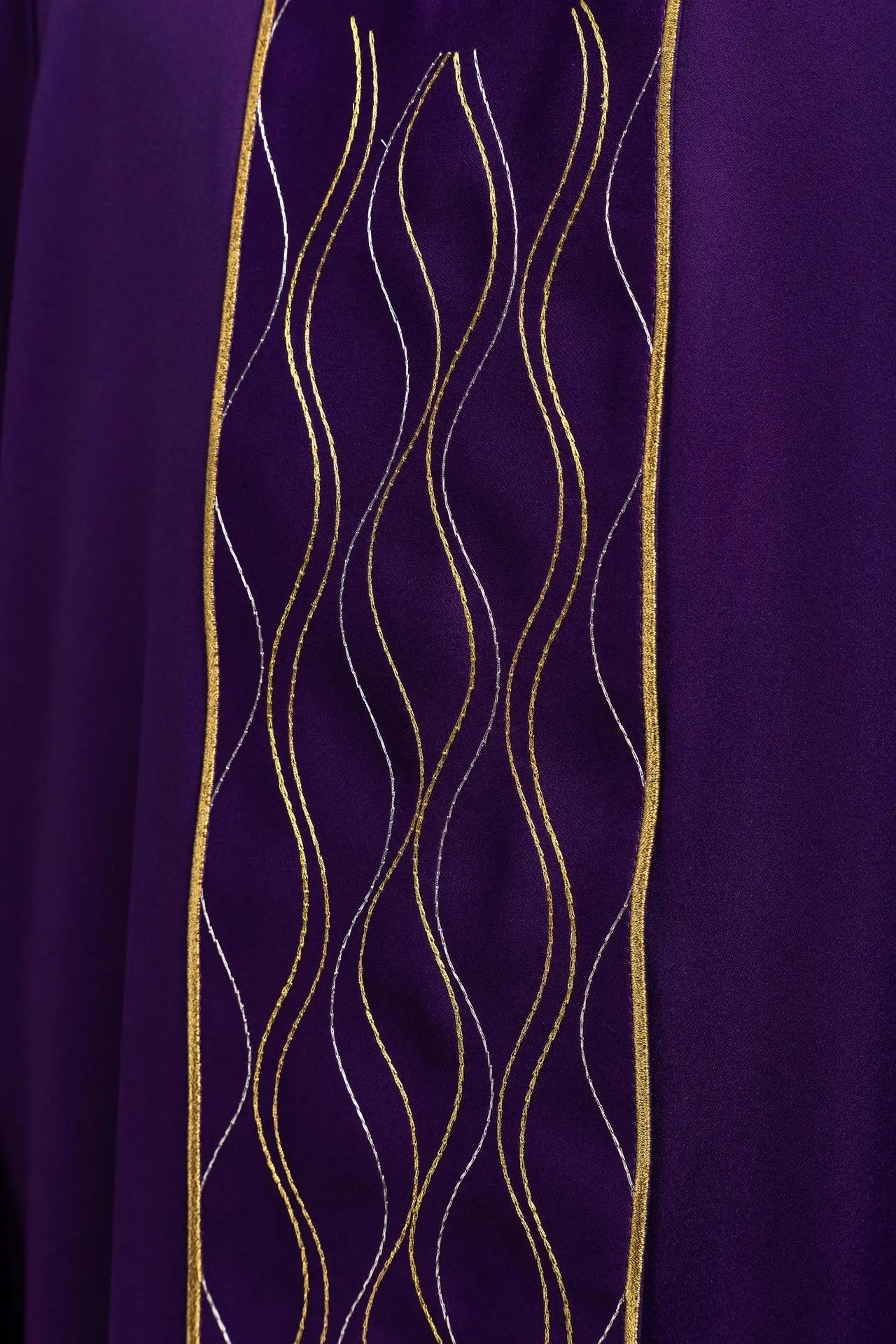 Chasuble violette avec broderie de croix dorée
