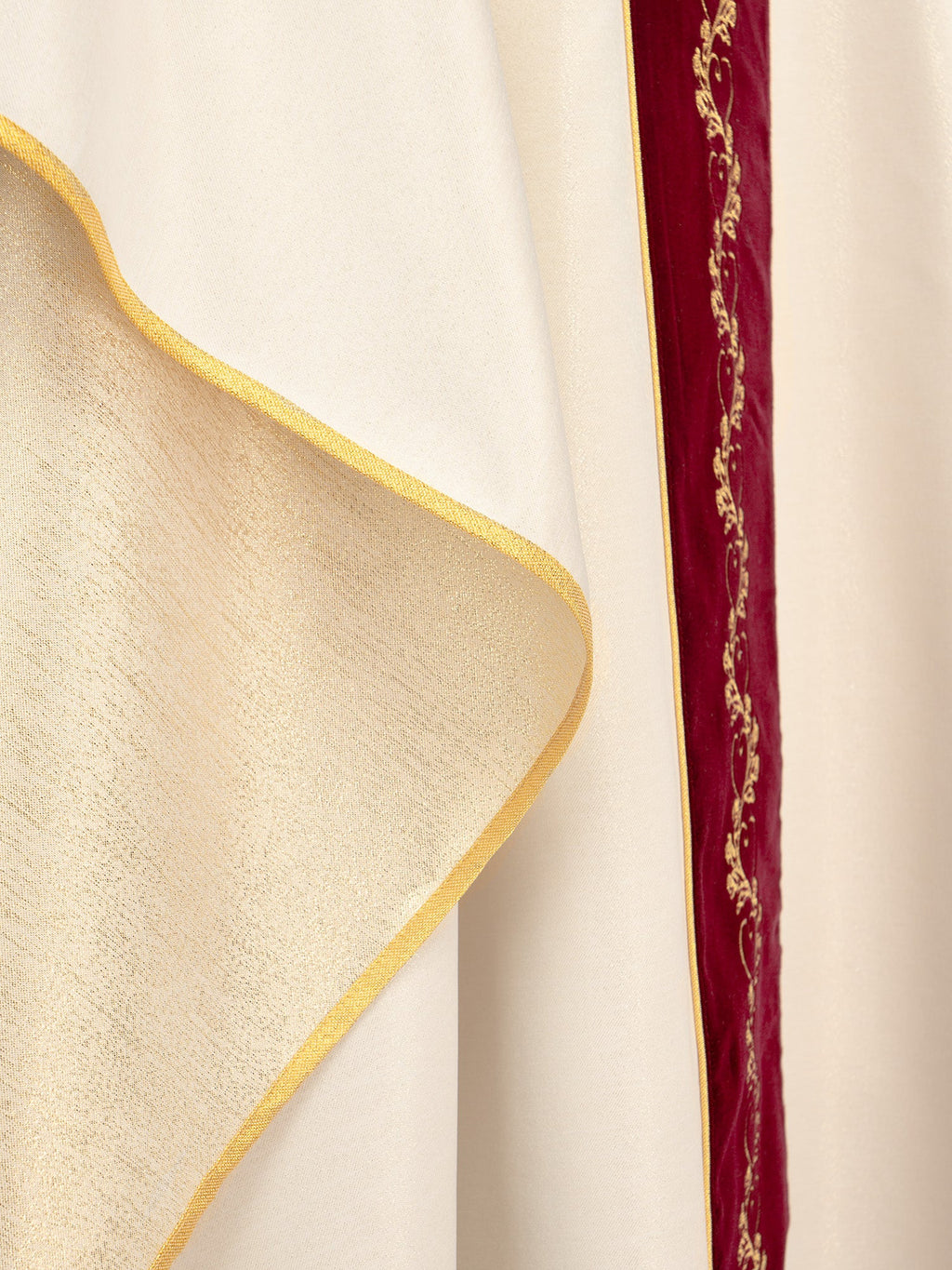 Chasuble de mariage en écru avec ceinture en velours rouge