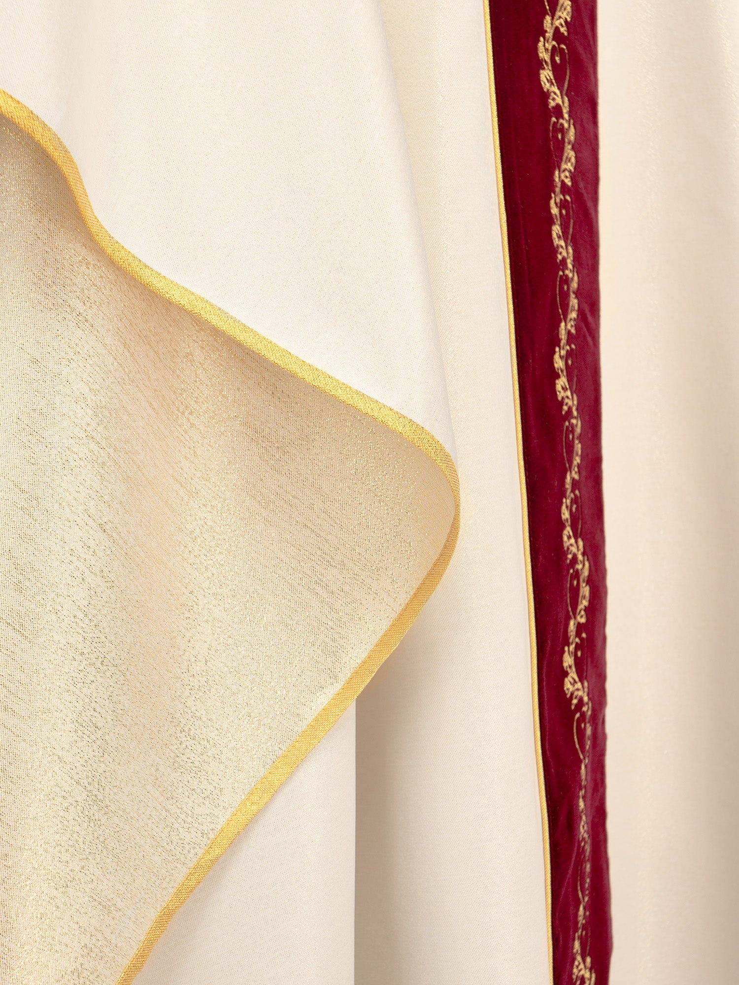 Chasuble de mariage en écru avec ceinture en velours rouge