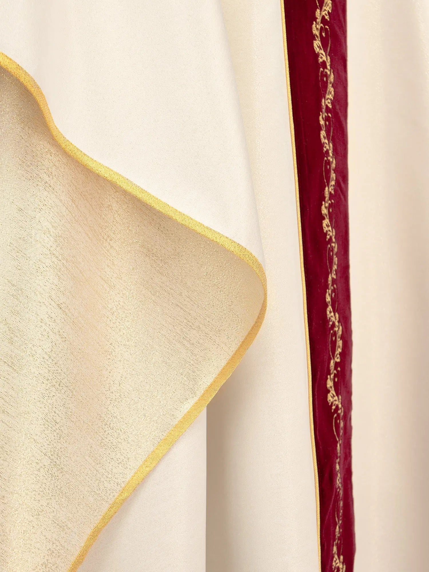 Chasuble de mariage en écru avec ceinture en velours rouge