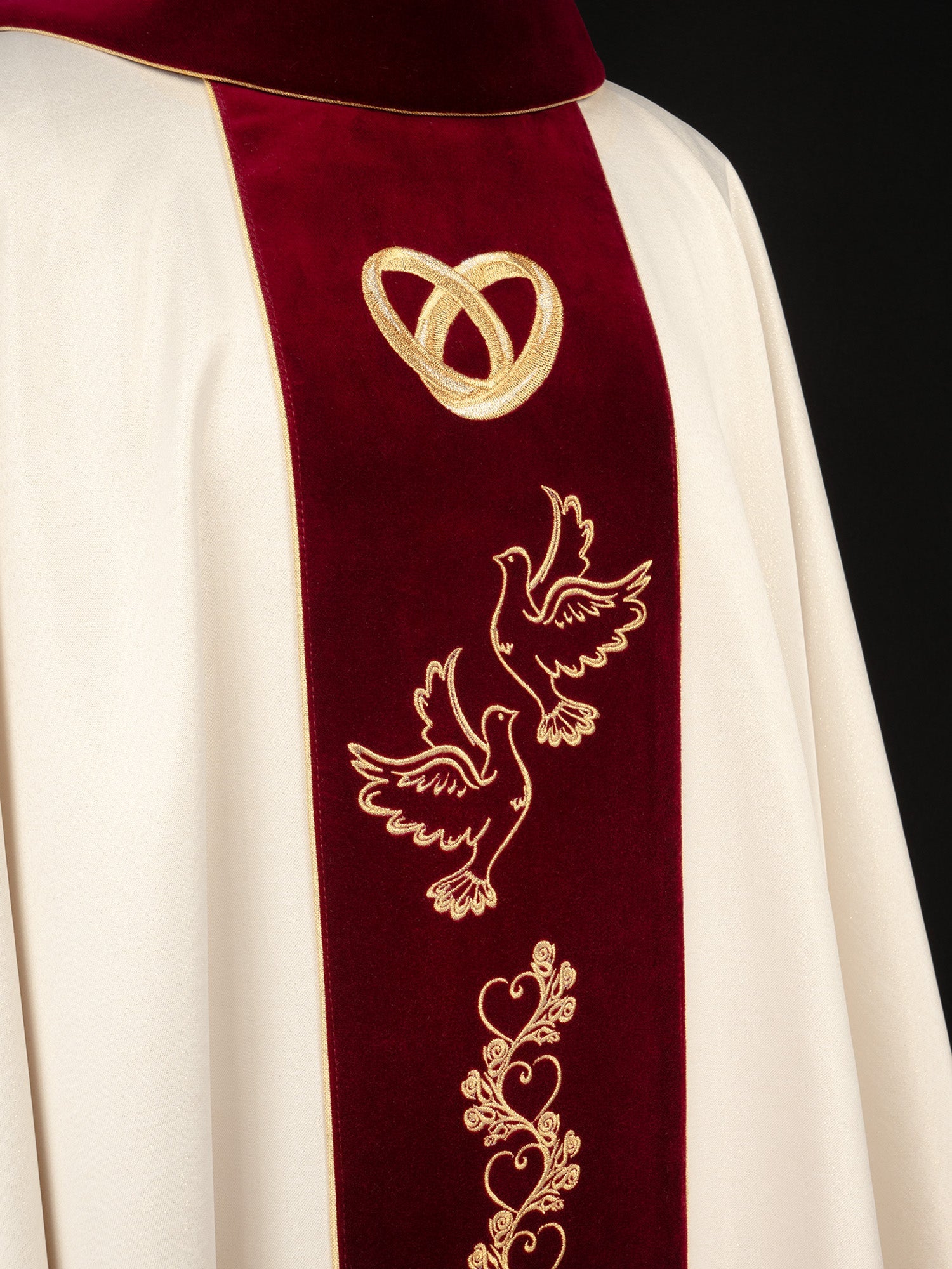 Chasuble de mariage en écru avec ceinture en velours rouge