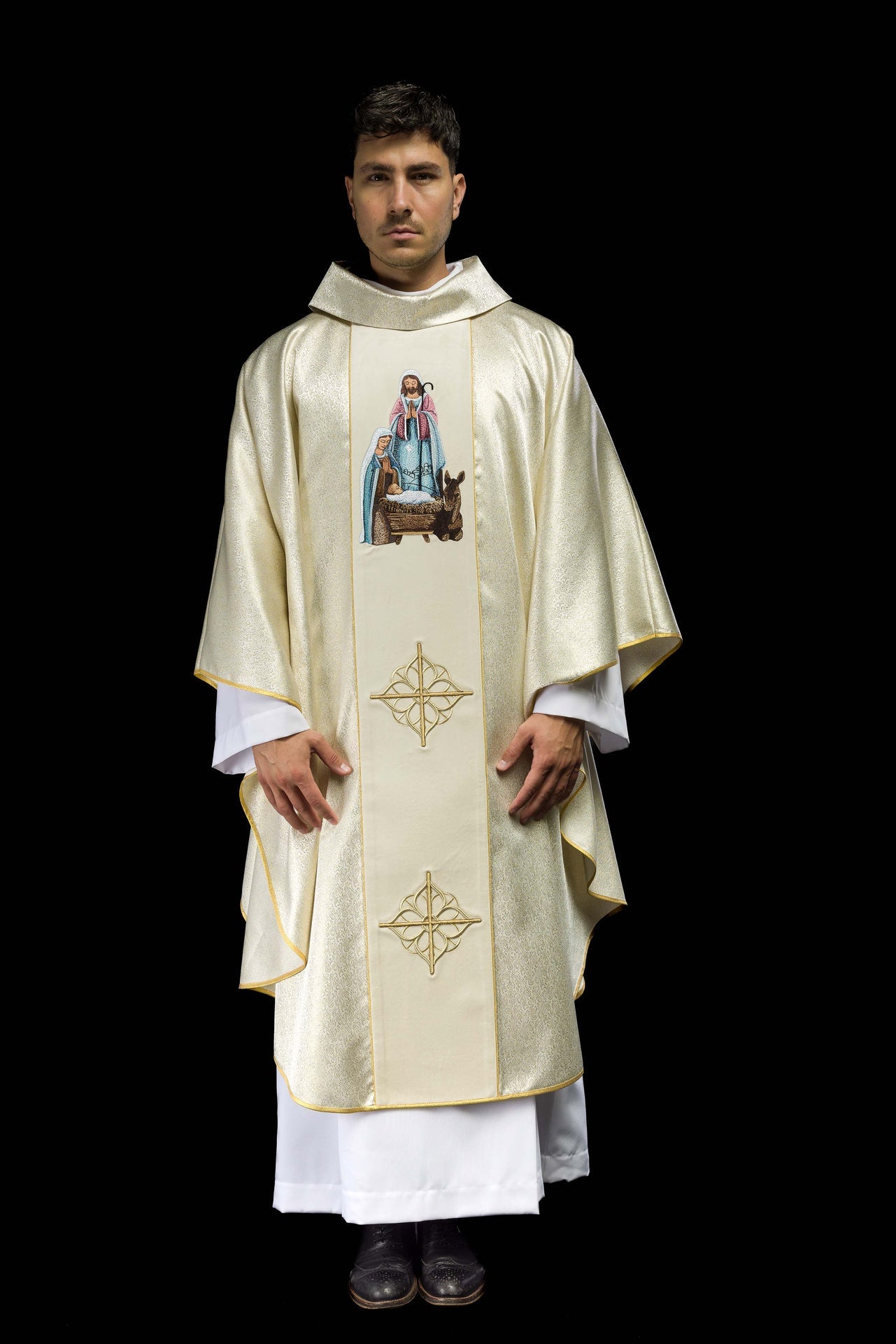 Ornat haftowany z wizerunkiem Świętej Rodziny na złotej tkaninie - ORNATY.PL