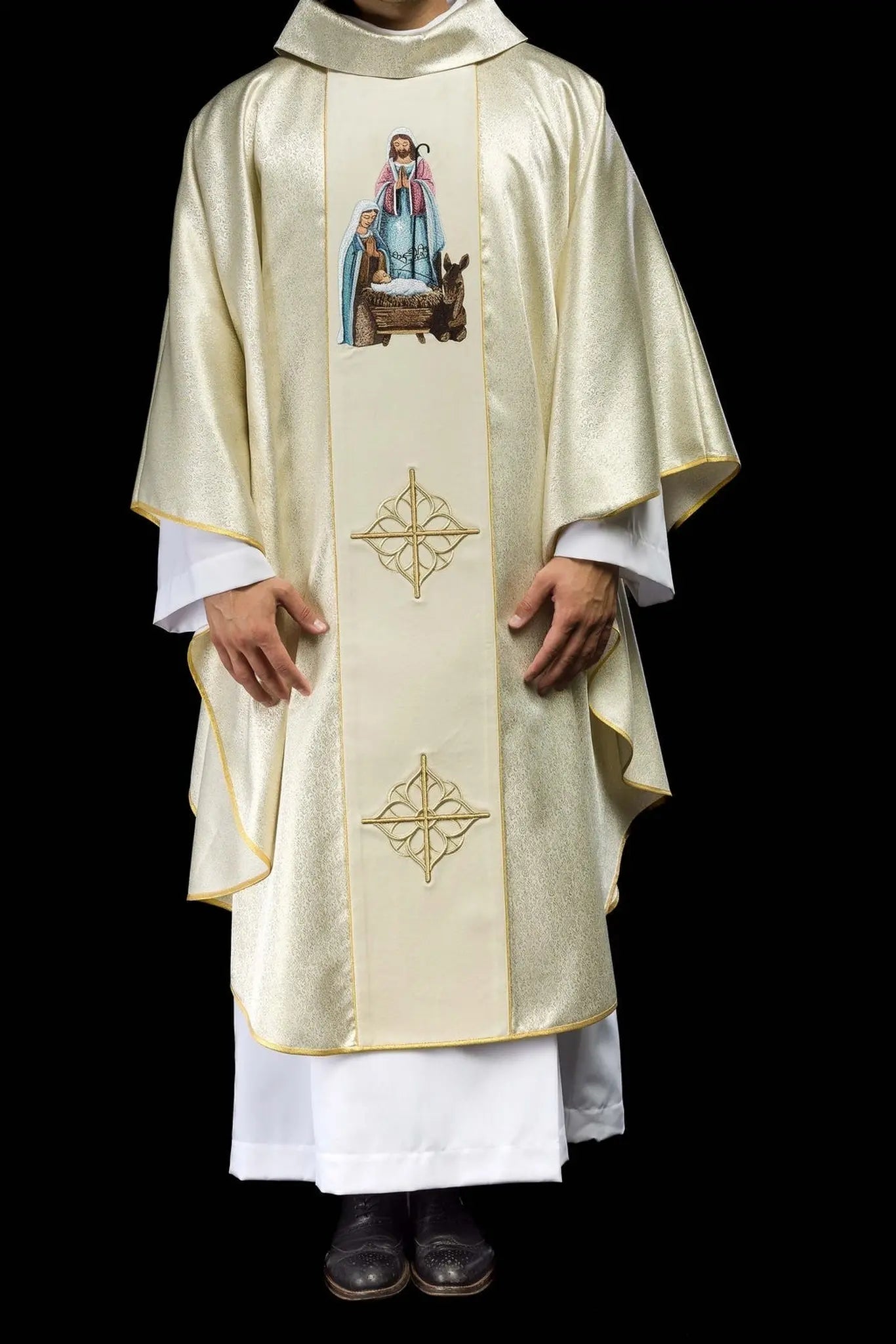 Chasuble brodée avec l'image de la Sainte Famille sur tissu doré