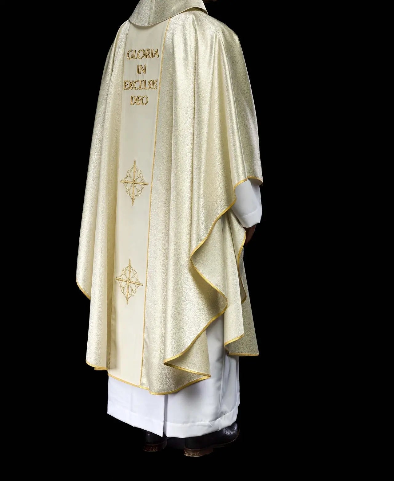 Chasuble brodée avec l'image de la Sainte Famille sur tissu doré