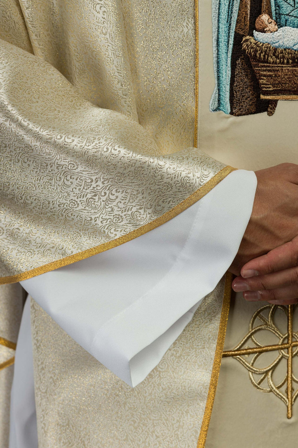 Ornat haftowany z wizerunkiem Świętej Rodziny na złotej tkaninie - ORNATY.PL