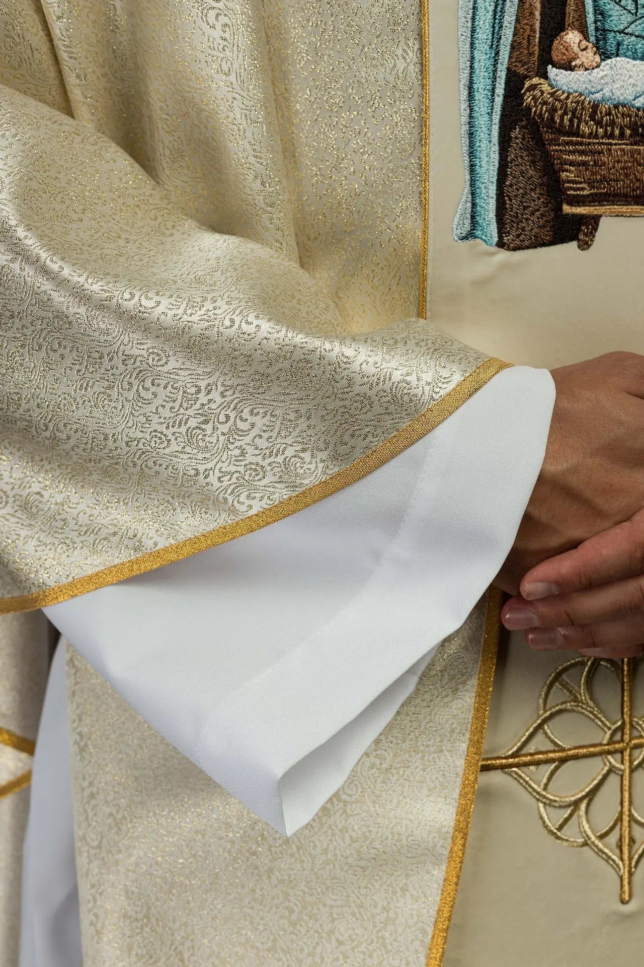 Chasuble brodée avec l'image de la Sainte Famille sur tissu doré