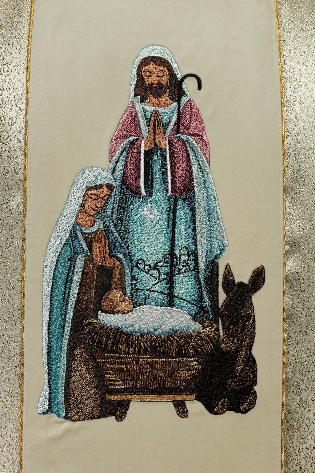 Ornat haftowany z wizerunkiem Świętej Rodziny na złotej tkaninie - ORNATY.PL