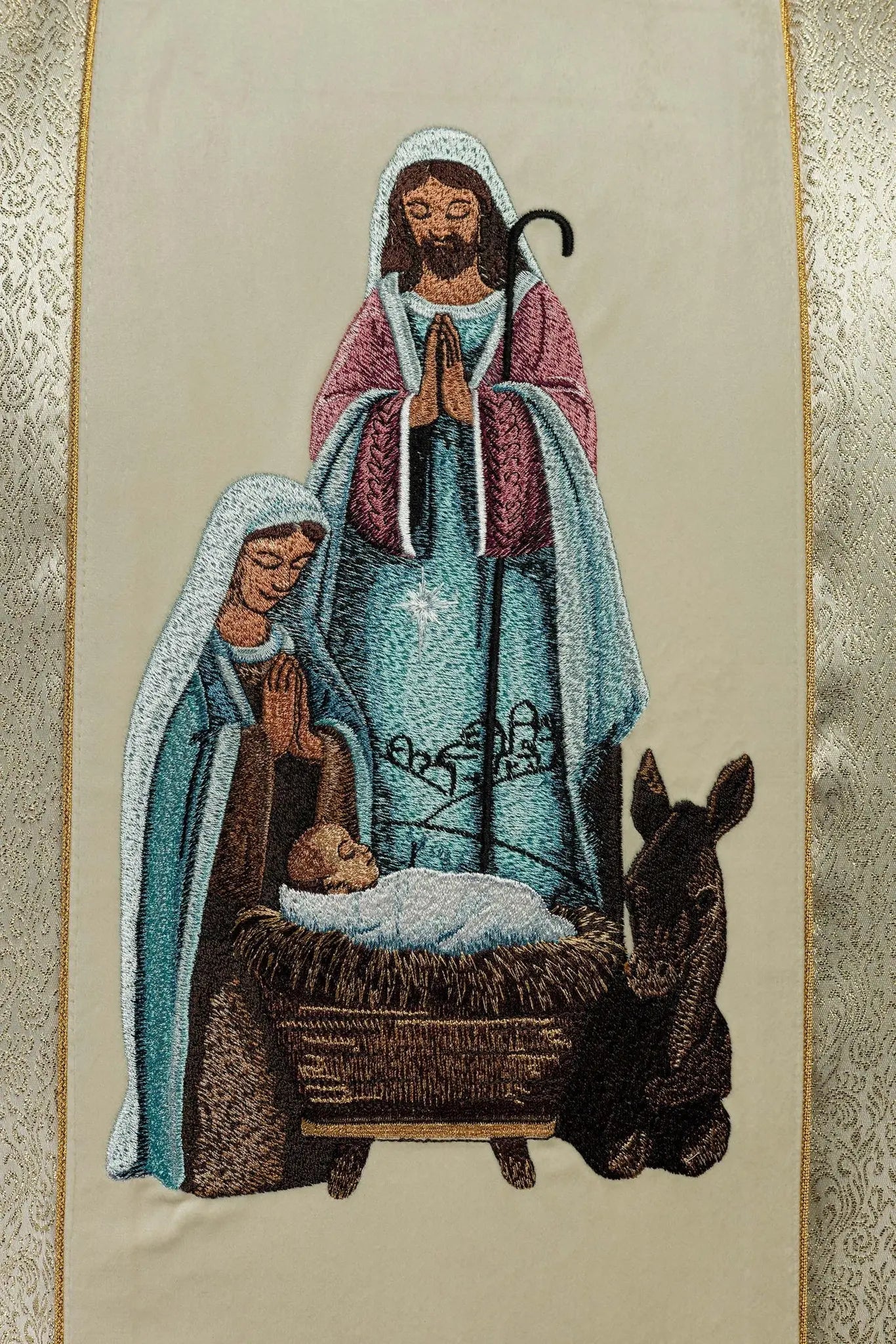 Chasuble brodée avec l'image de la Sainte Famille sur tissu doré