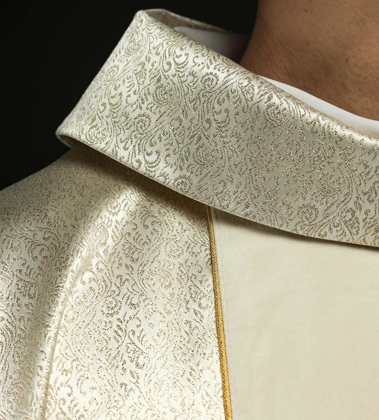 Chasuble brodée avec l'image de la Sainte Famille sur tissu doré
