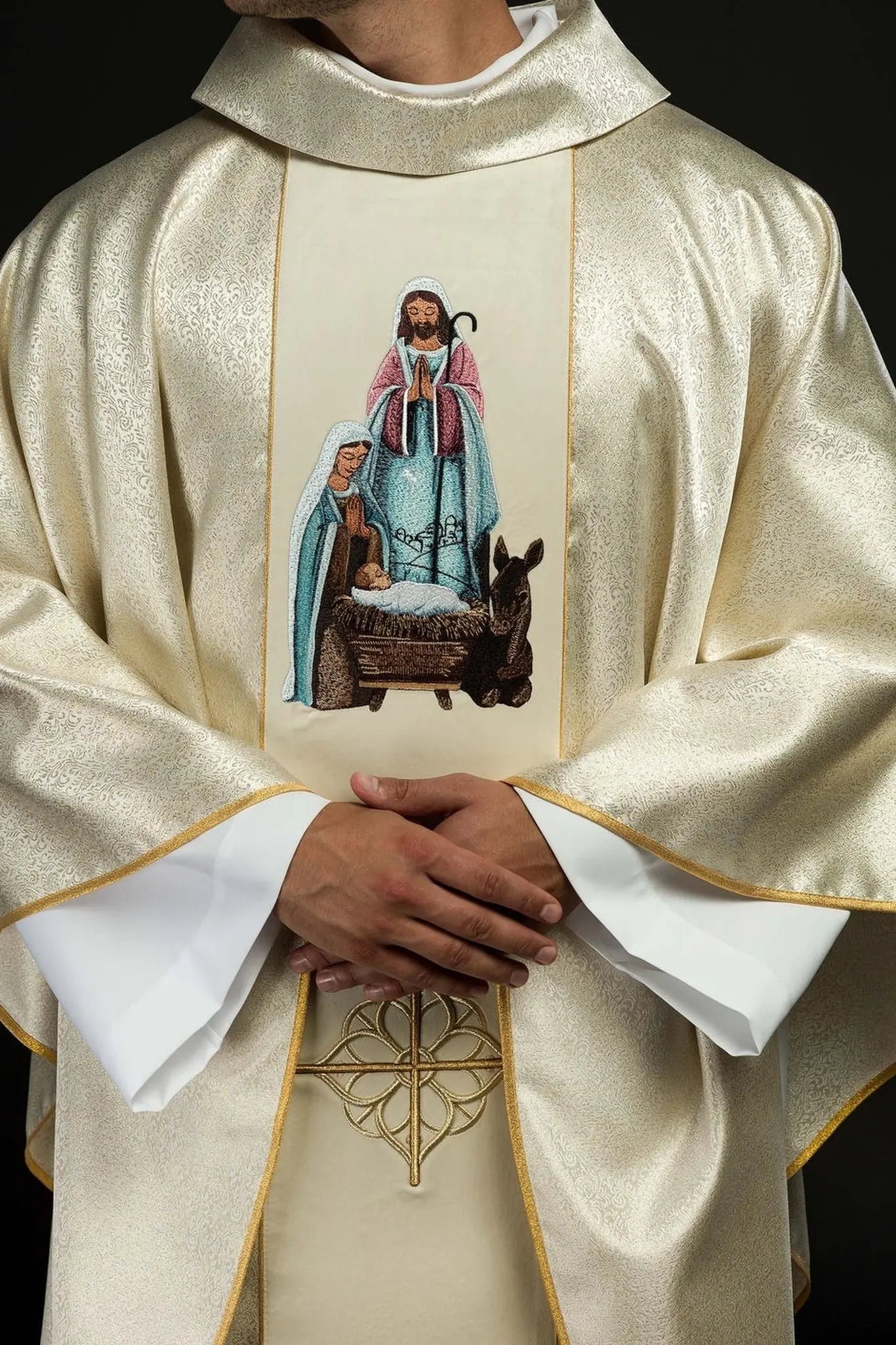 Chasuble brodée avec l'image de la Sainte Famille sur tissu doré