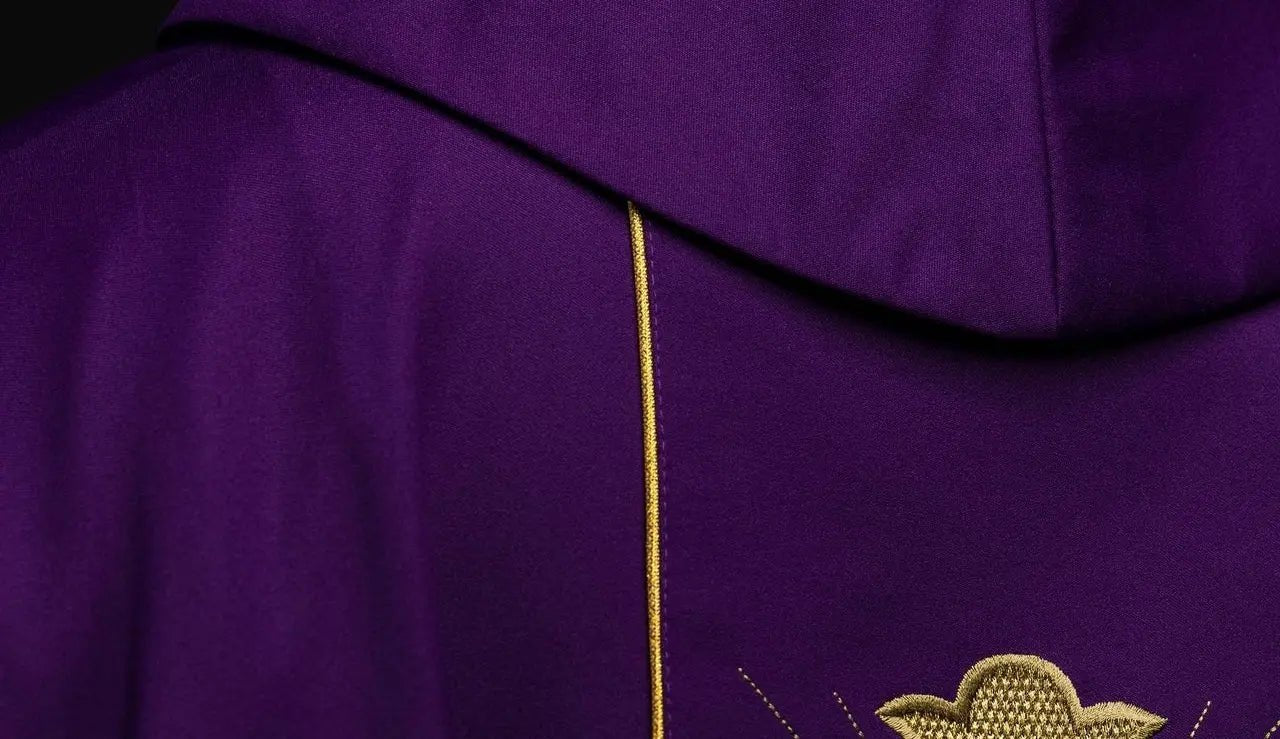 Chasuble Croix et oreilles en violet