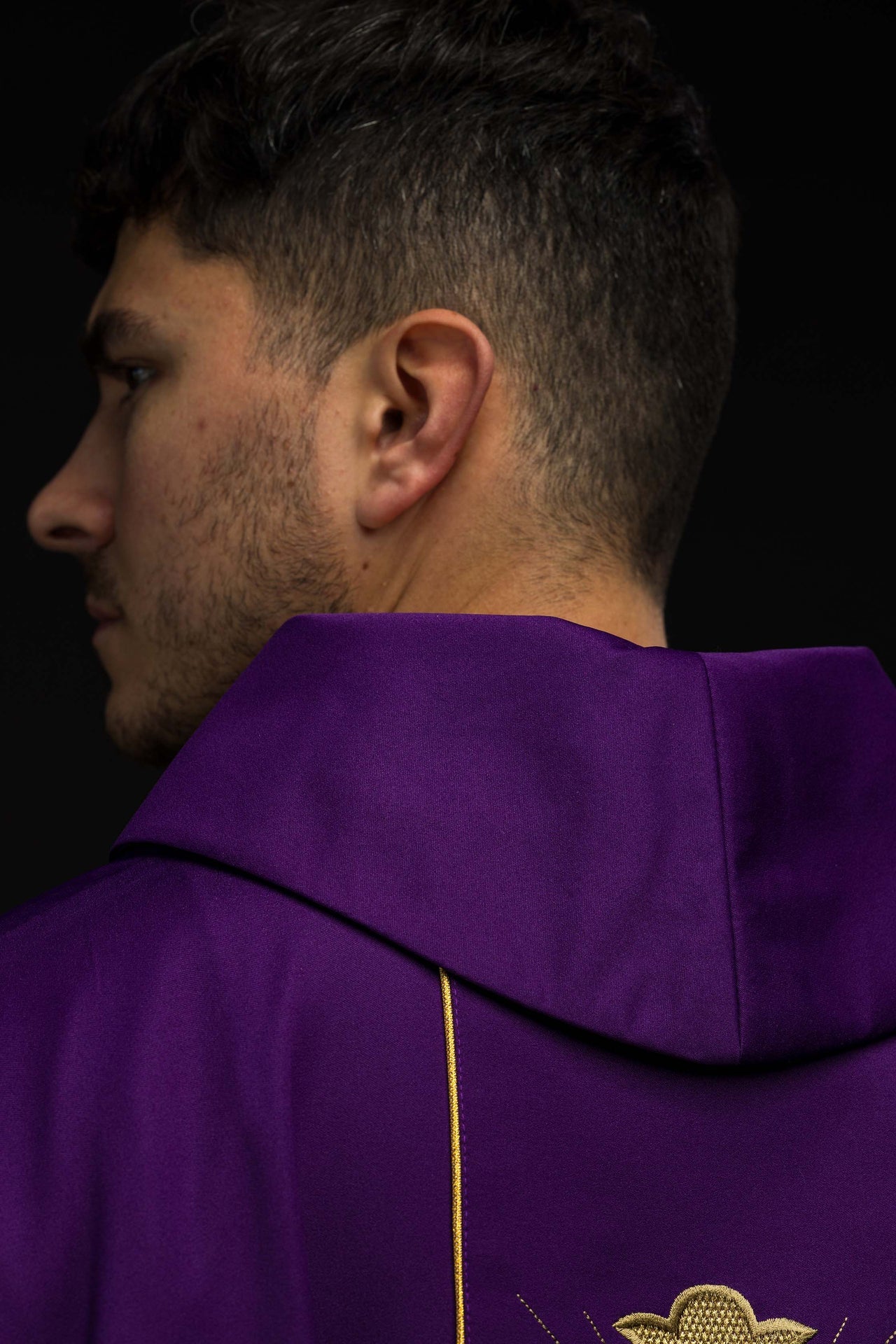 Chasuble Croix et oreilles en violet