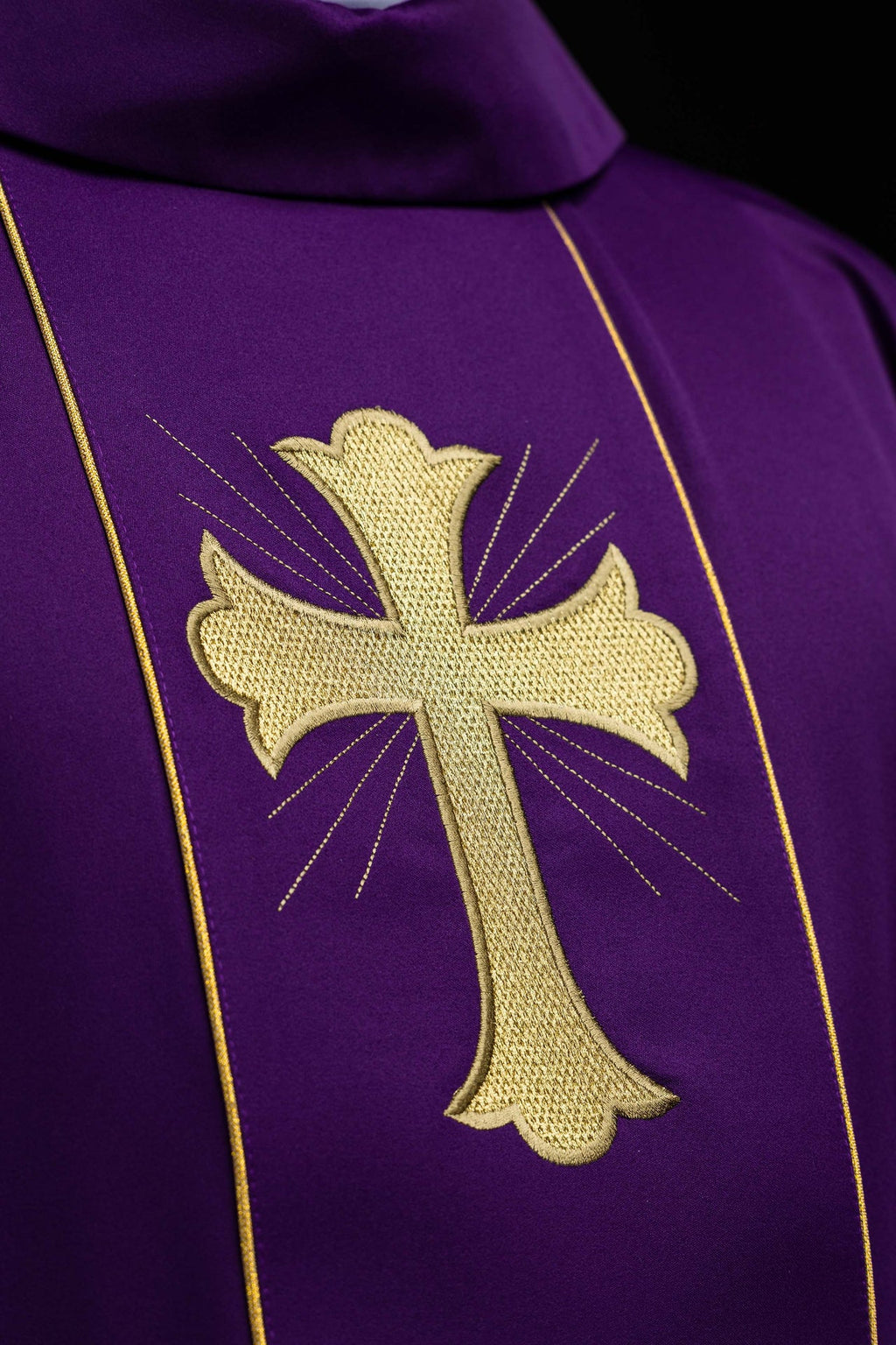 Chasuble Croix et oreilles en violet