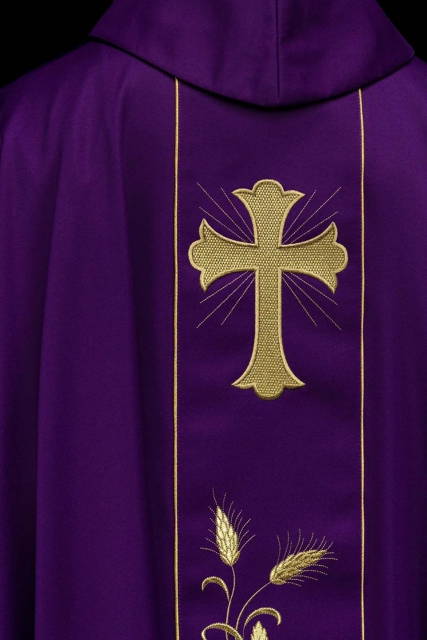 Chasuble Croix et oreilles en violet
