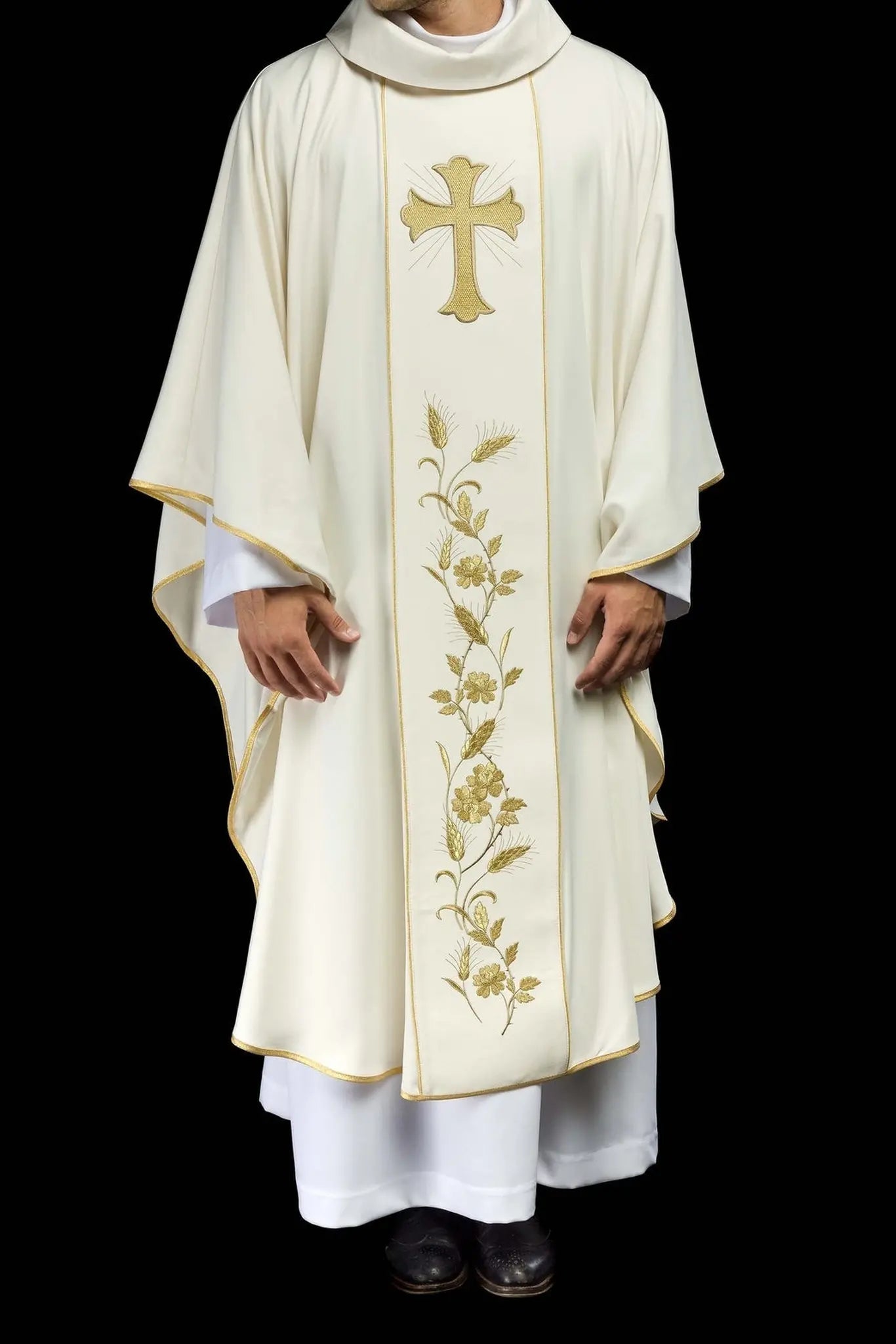 Chasuble avec croix brodée et oreilles en écru