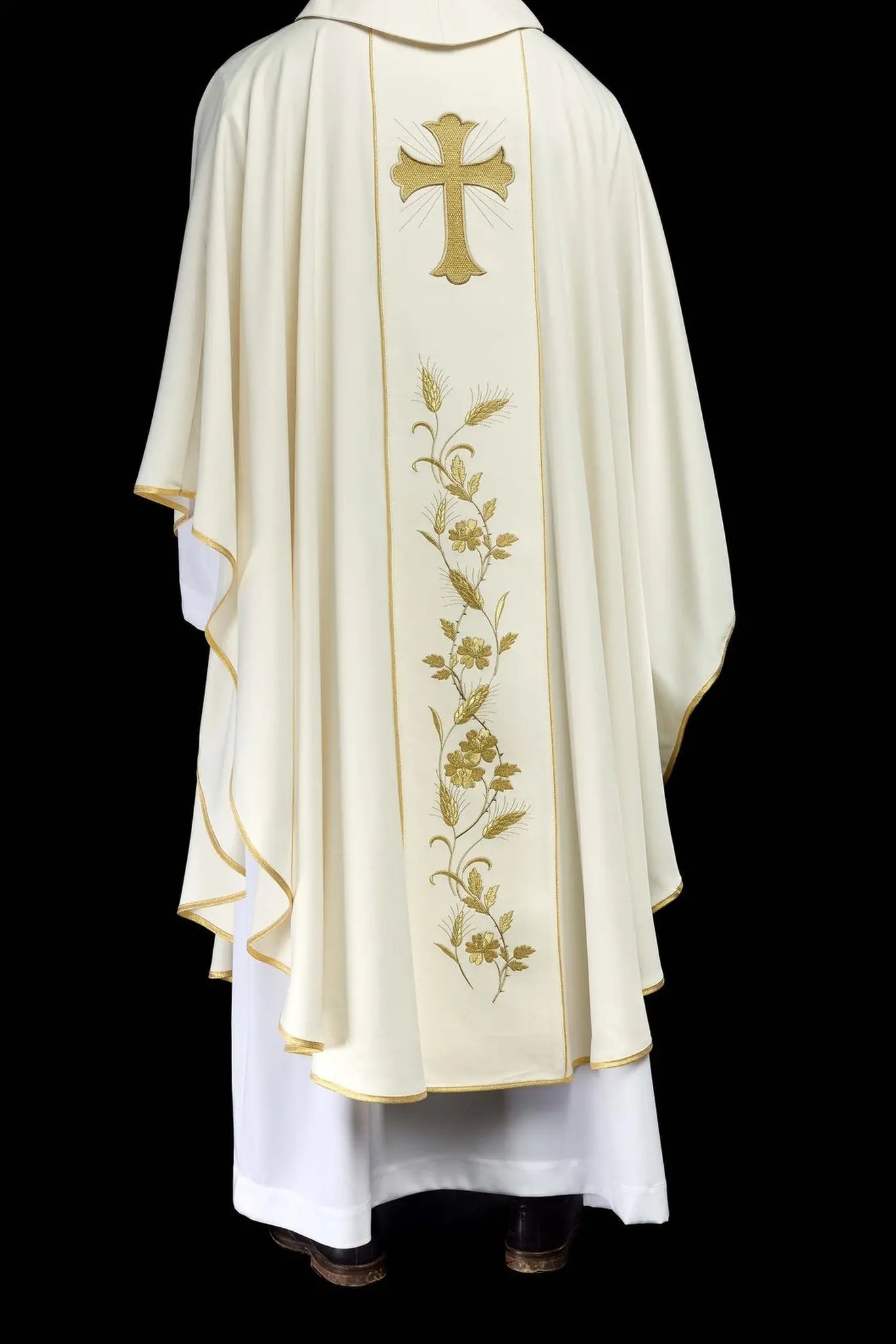 Chasuble avec croix brodée et oreilles en écru