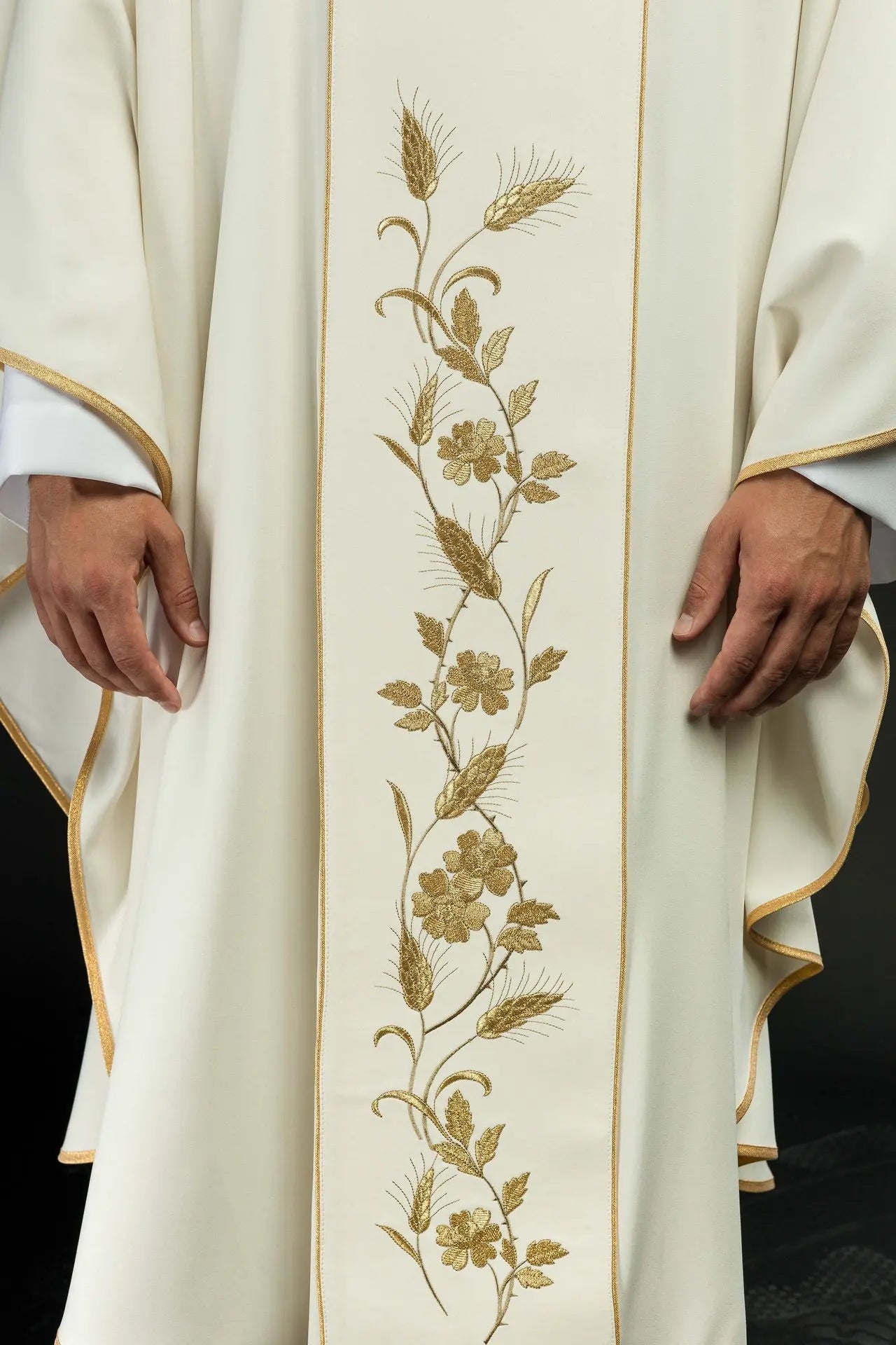 Chasuble avec croix brodée et oreilles en écru