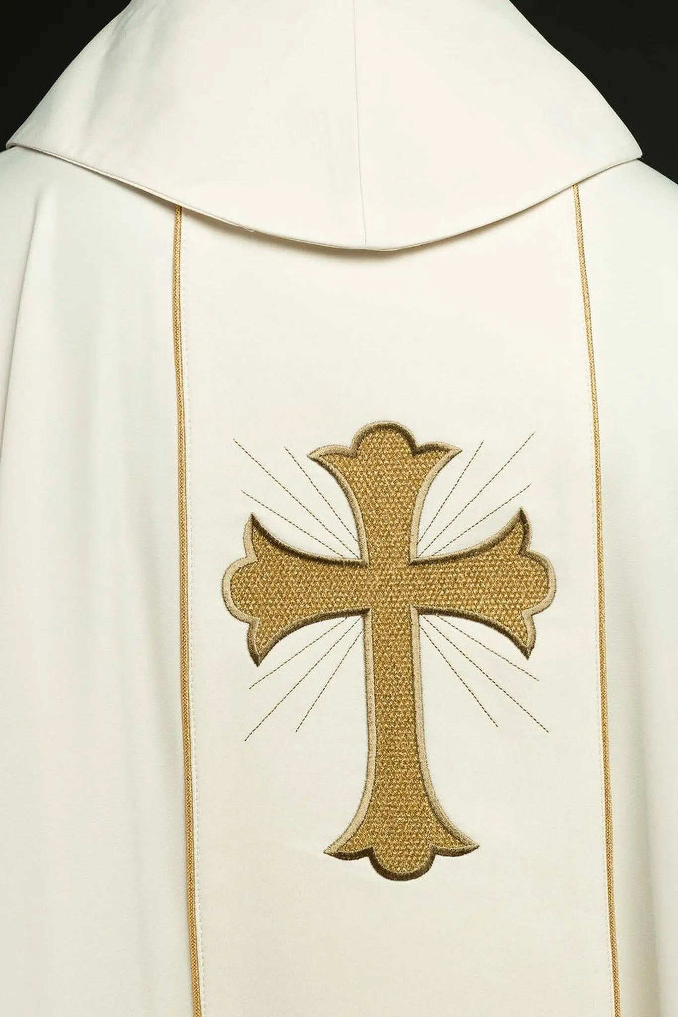 Chasuble avec croix brodée et oreilles en écru