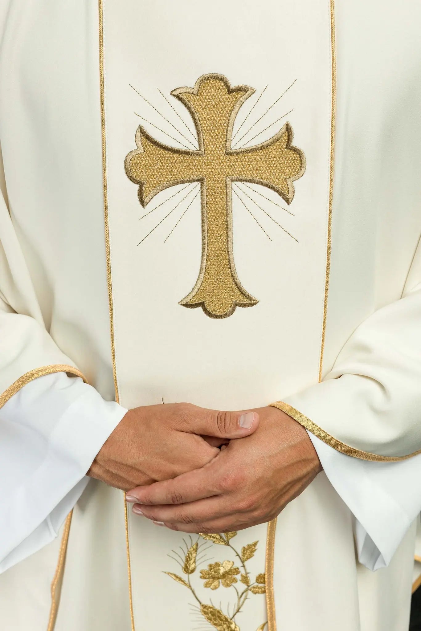 Chasuble avec croix brodée et oreilles en écru