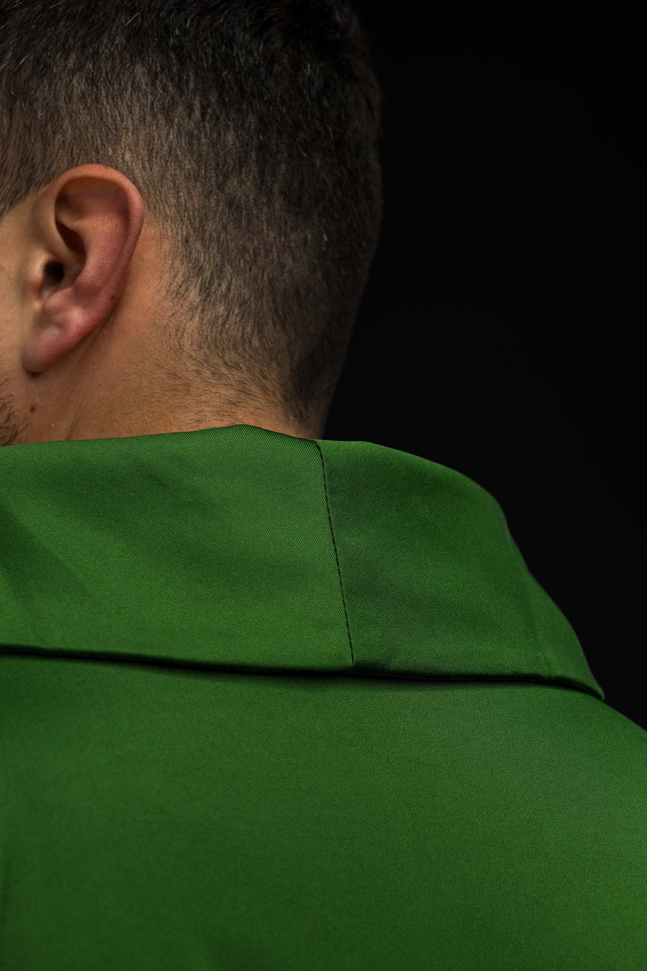 Chasuble croix brodée verte tissu tricoté léger SACROLITE