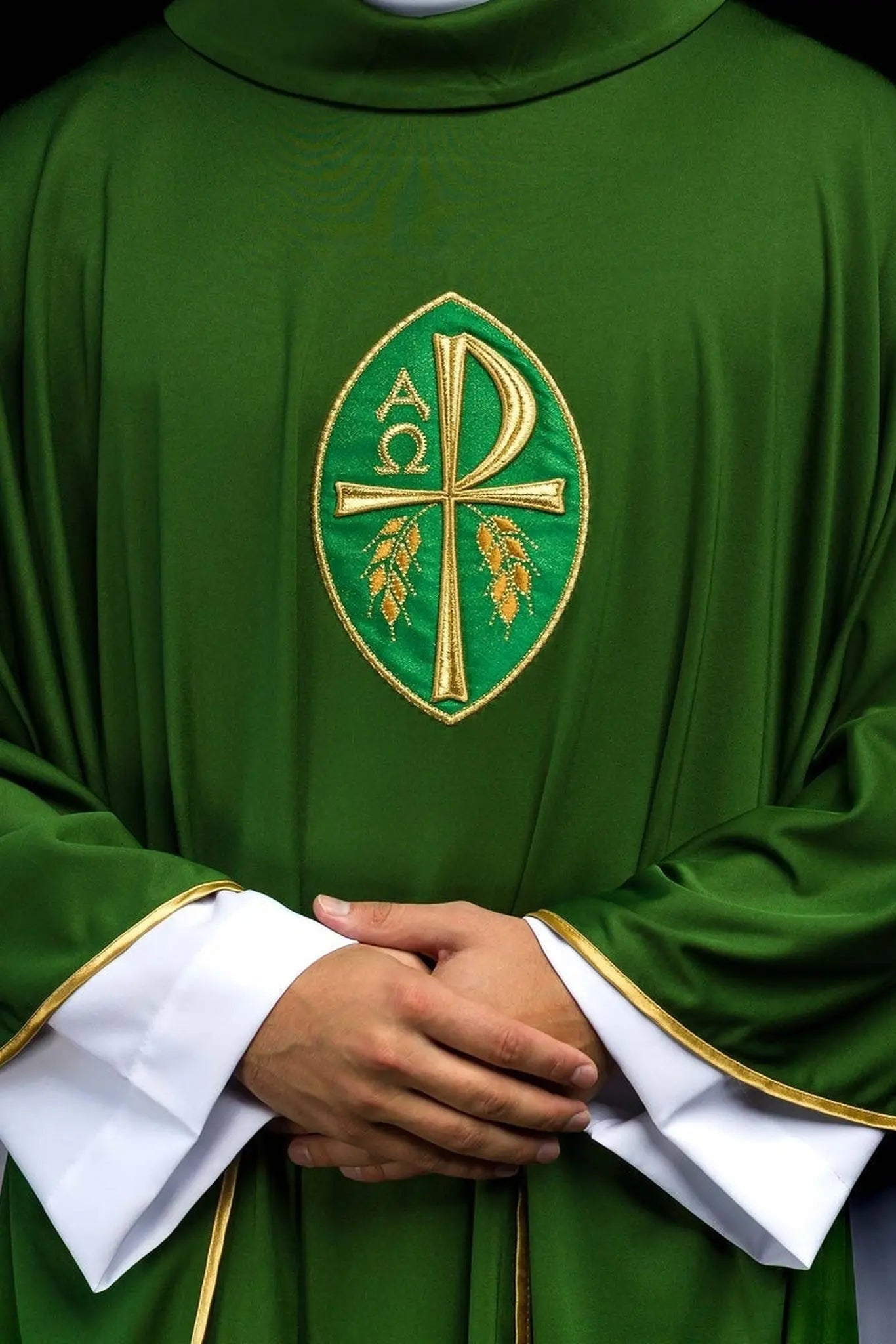 Chasuble croix brodée verte tissu tricoté léger SACROLITE