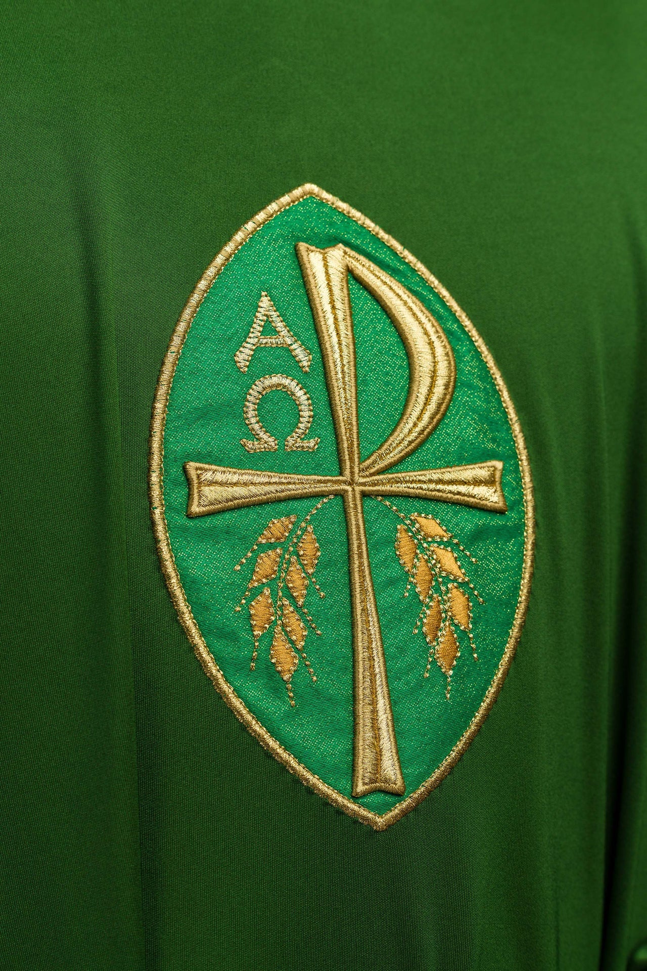Chasuble croix brodée verte tissu tricoté léger SACROLITE