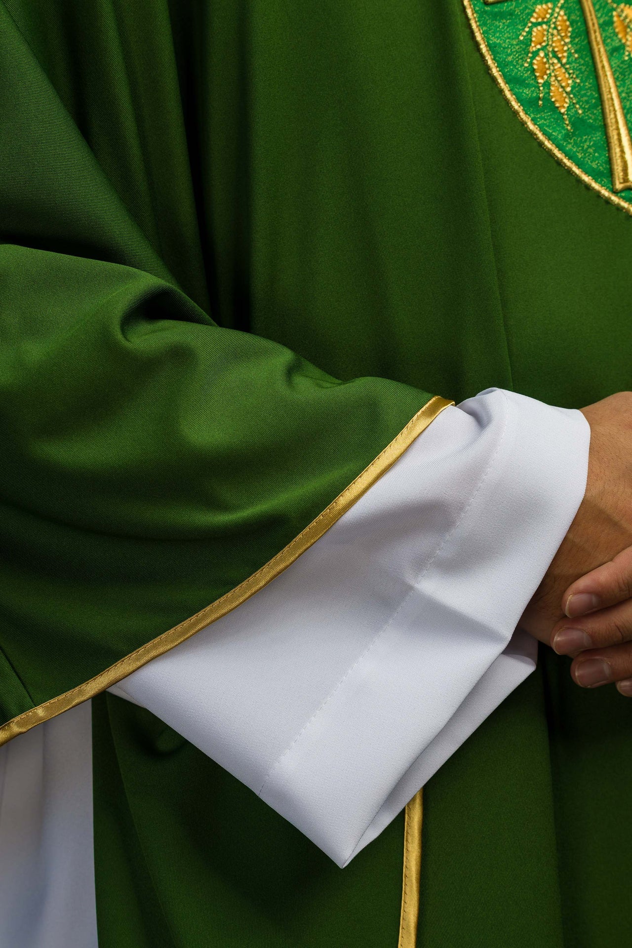 Chasuble croix brodée verte tissu tricoté léger SACROLITE