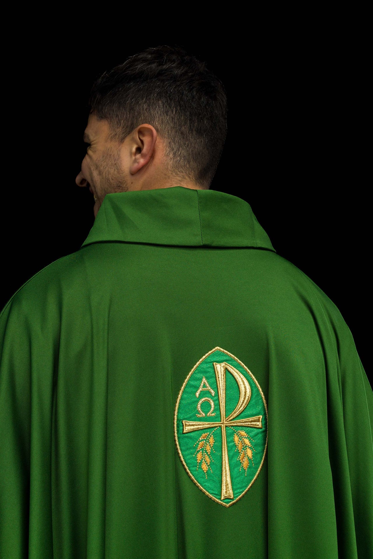 Chasuble croix brodée verte tissu tricoté léger SACROLITE