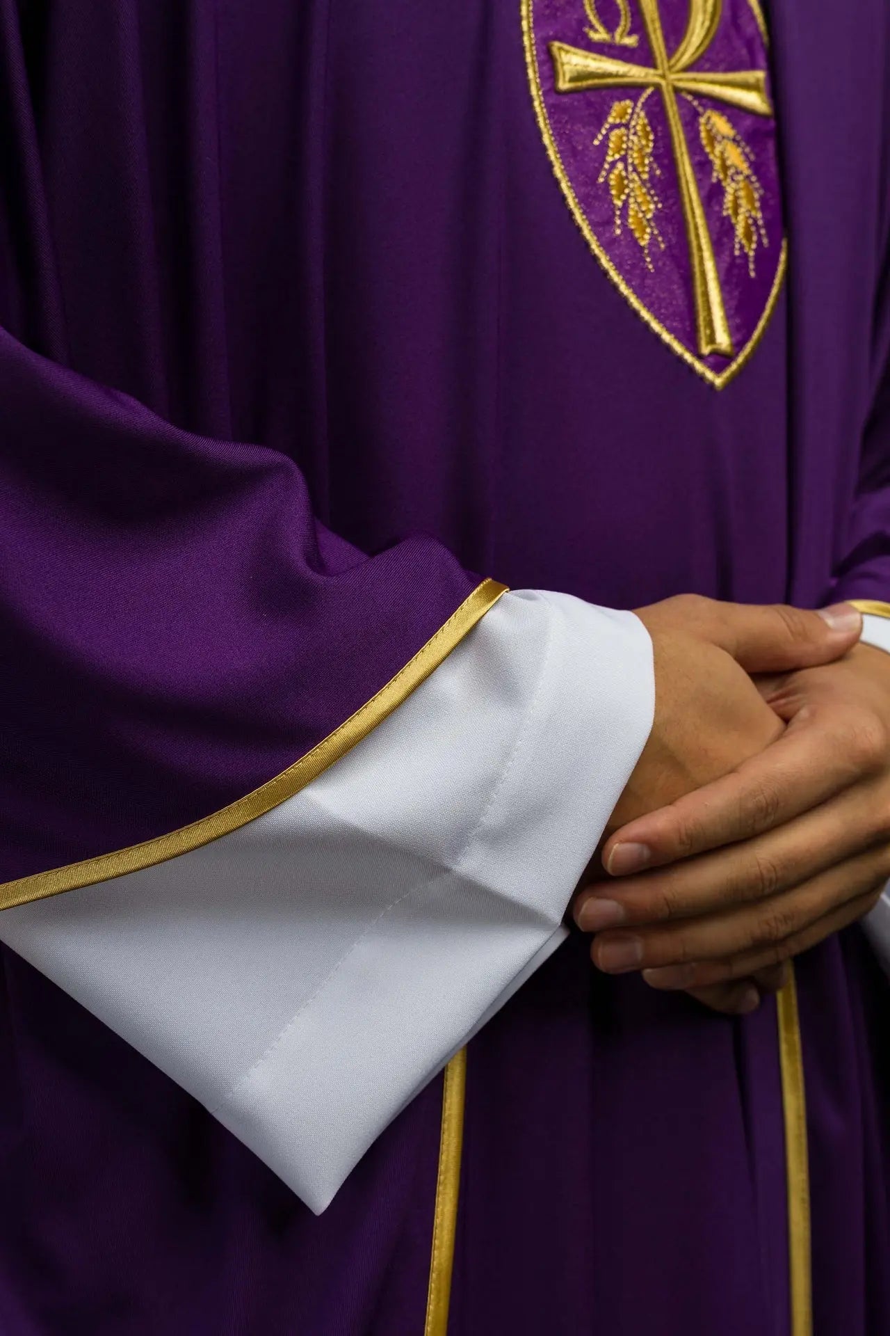 Chasuble brodée Croix violet léger tricoté SACROLITE