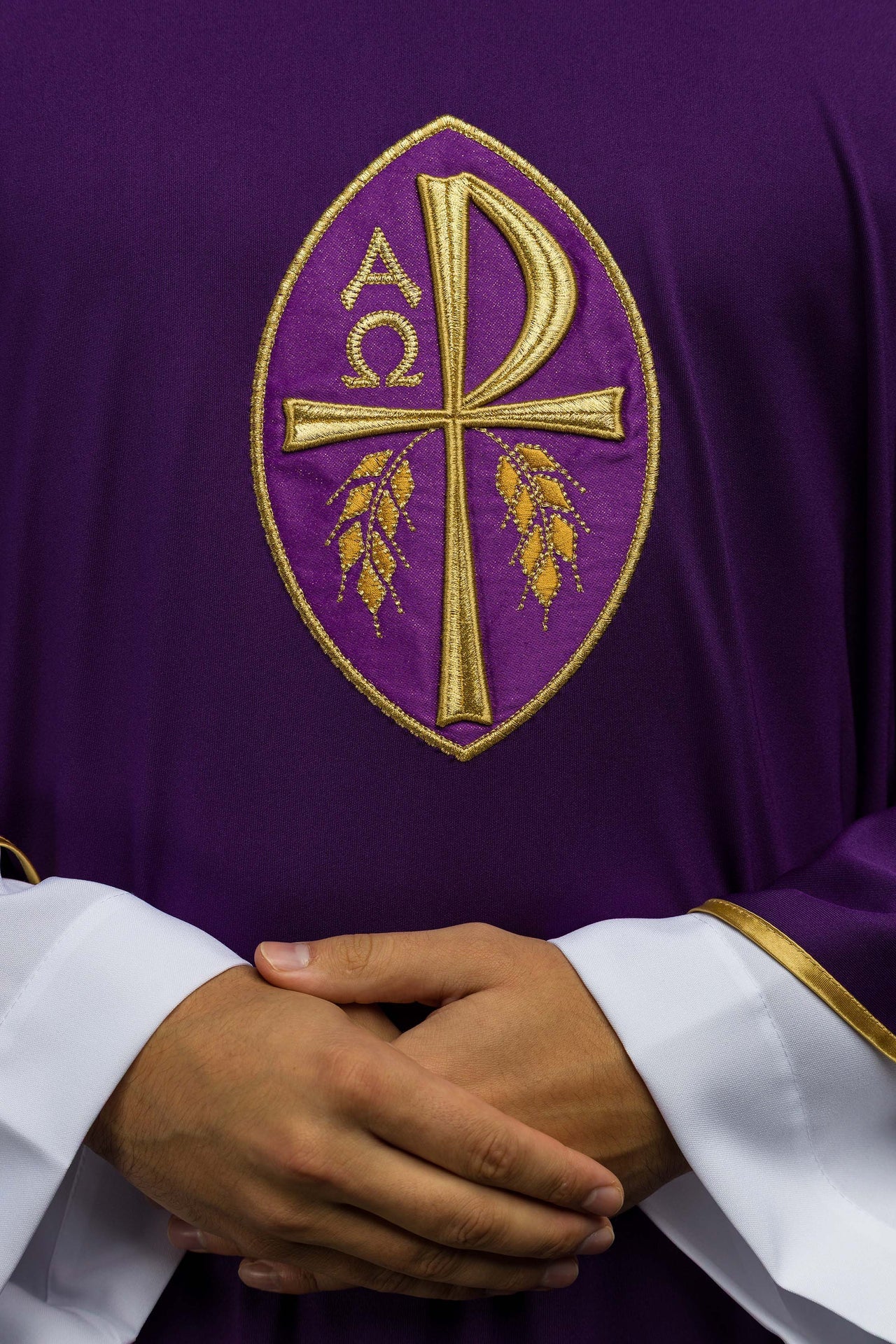 Chasuble brodée Croix violet léger tricoté SACROLITE