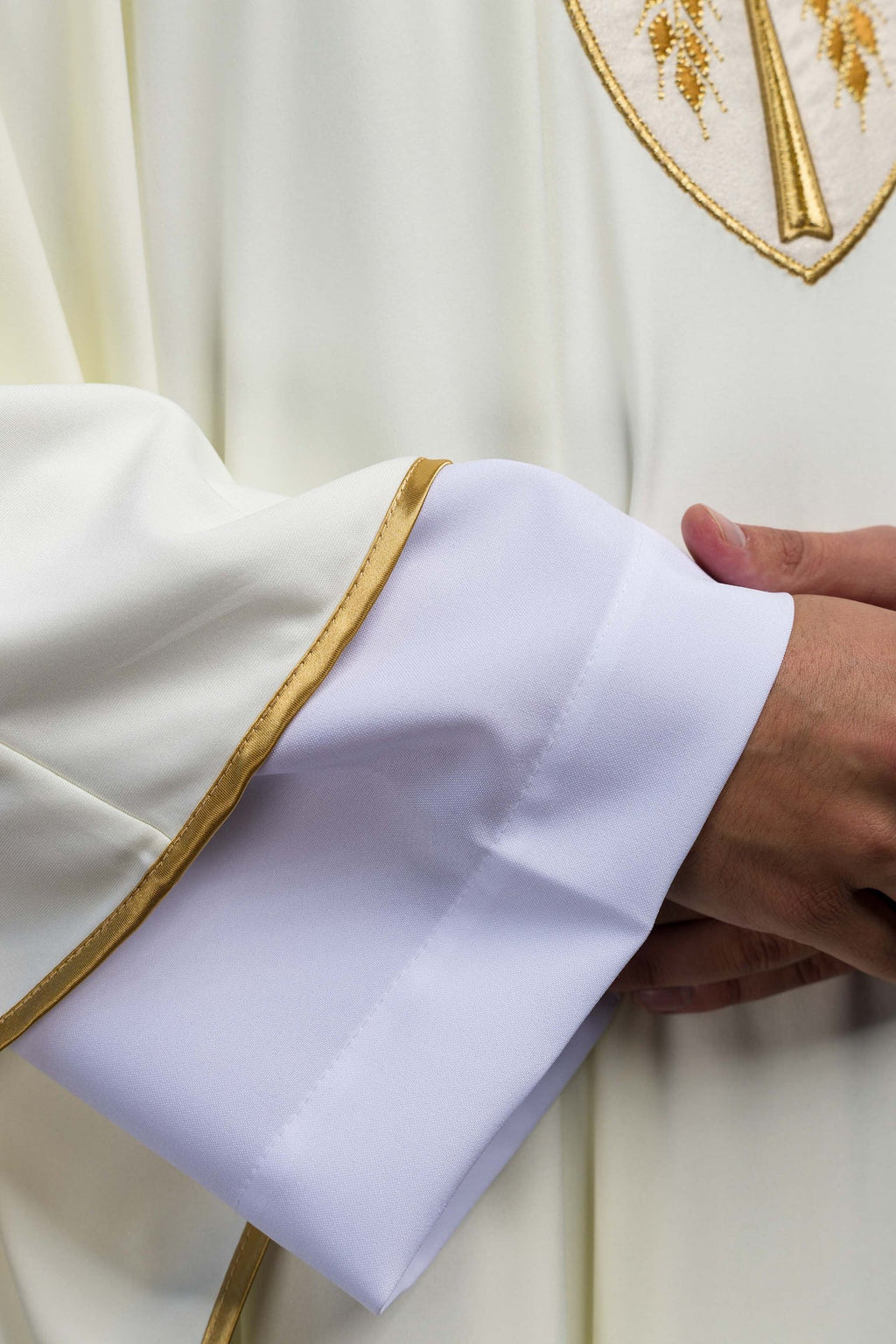 Chasuble brodée Croix écrue légère tricotée SACROLITE
