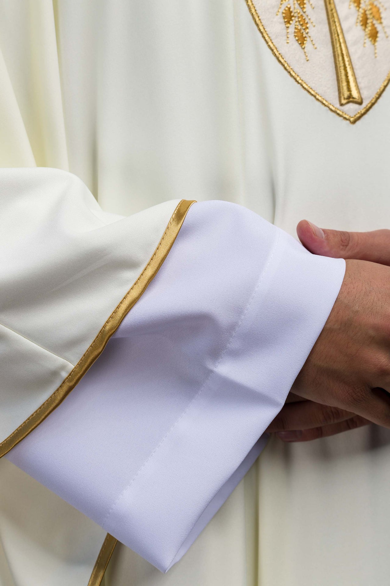Chasuble brodée Croix écrue légère tricotée SACROLITE