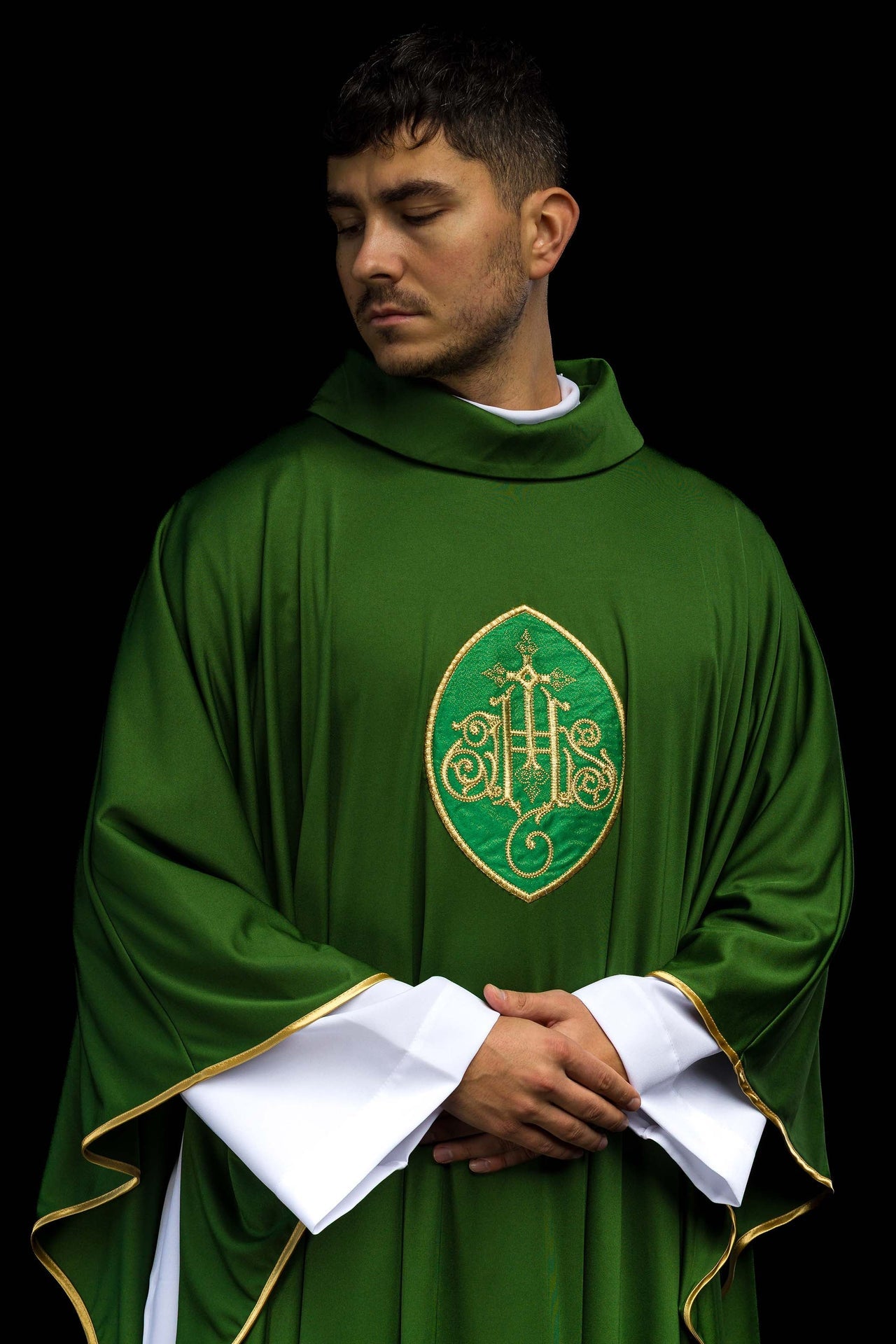 Chasuble brodée avec IHS tissu tricoté léger SACROLITE