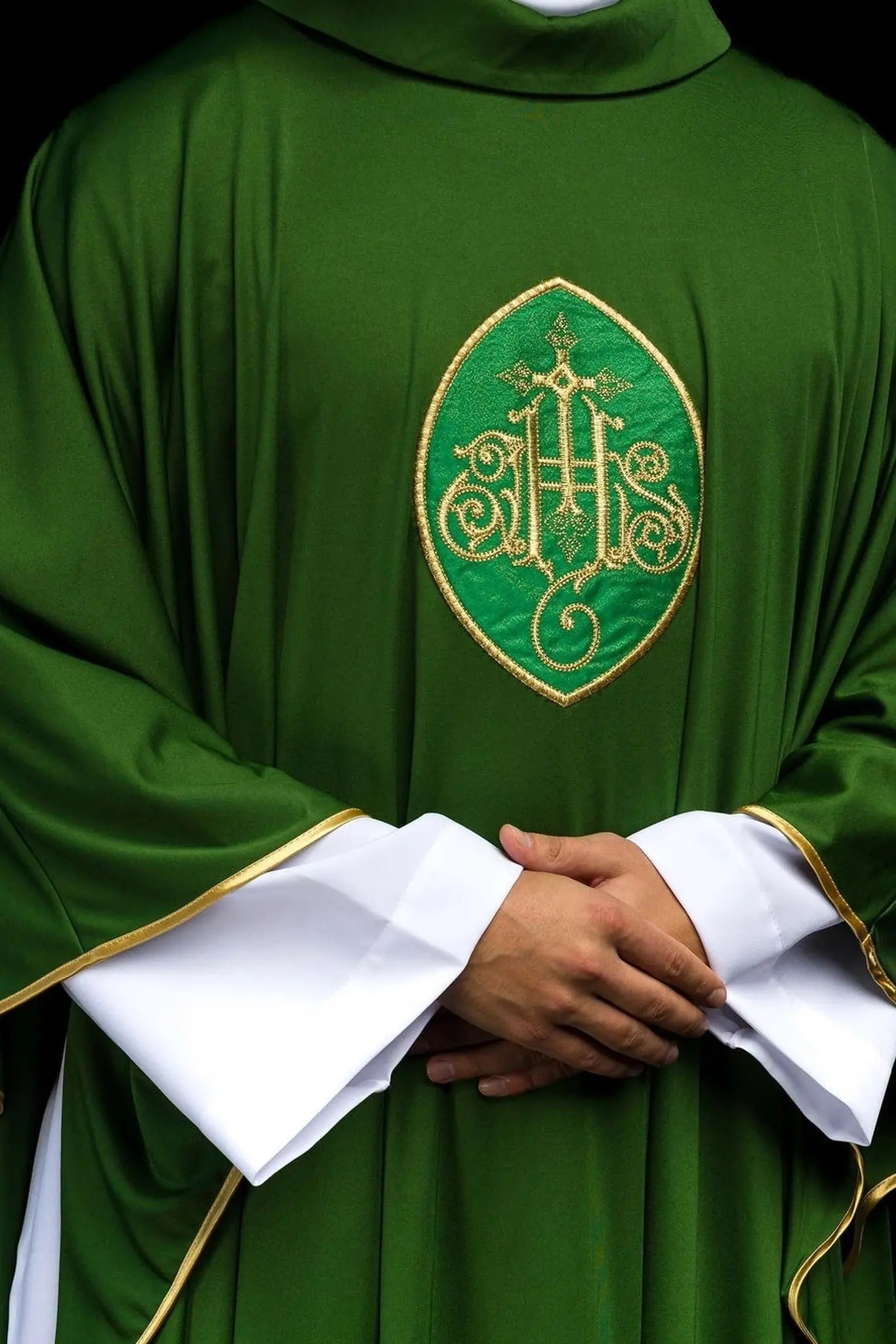 Chasuble brodée avec IHS tissu tricoté léger SACROLITE