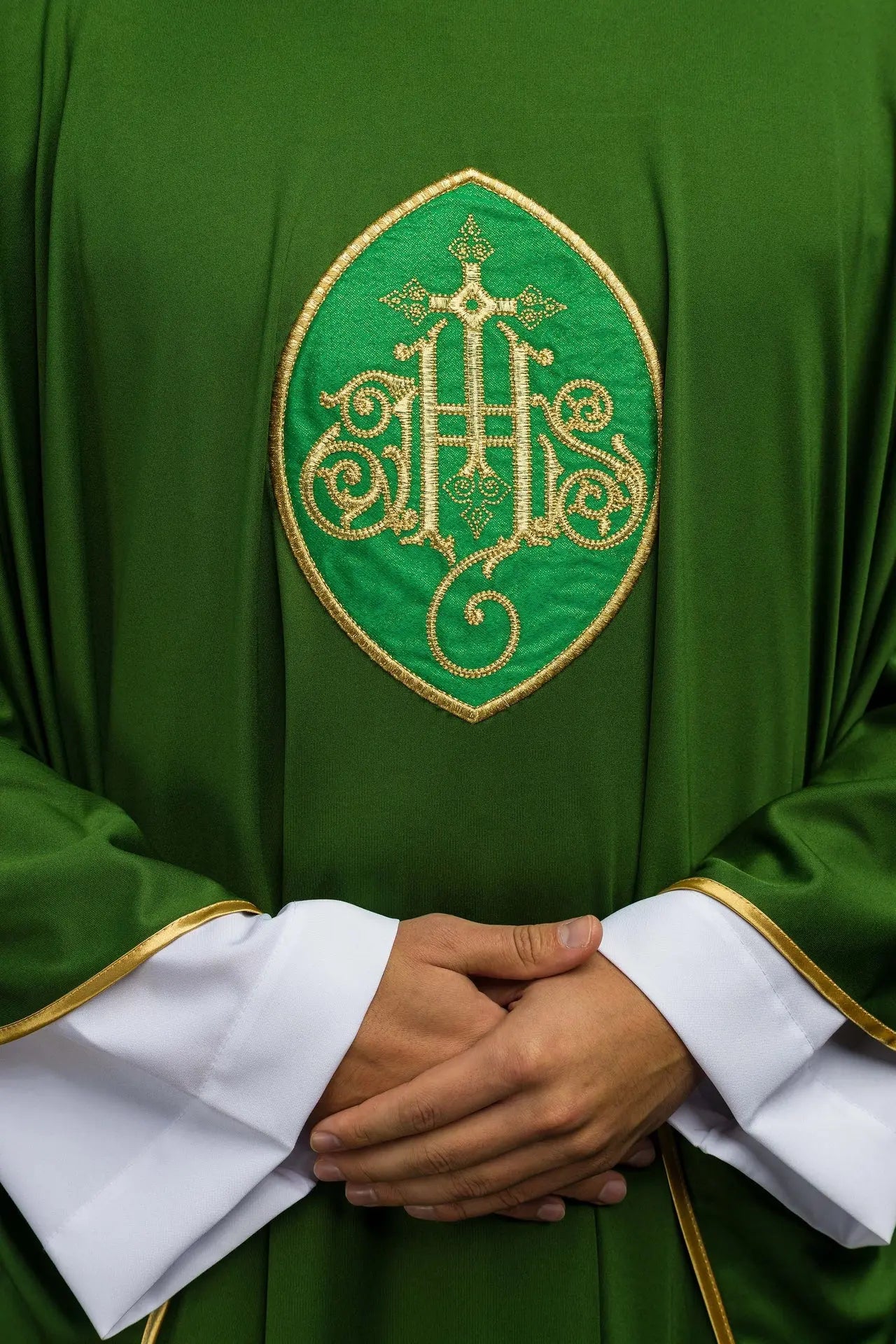 Chasuble brodée avec IHS tissu tricoté léger SACROLITE