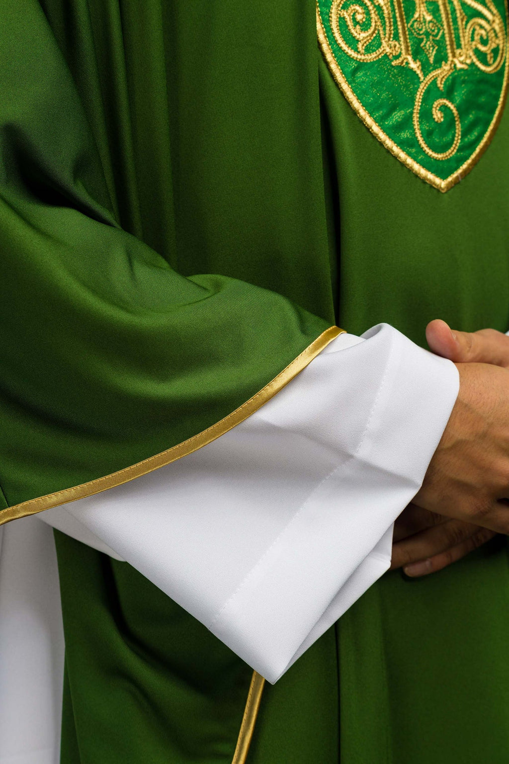 Chasuble brodée avec IHS tissu tricoté léger SACROLITE