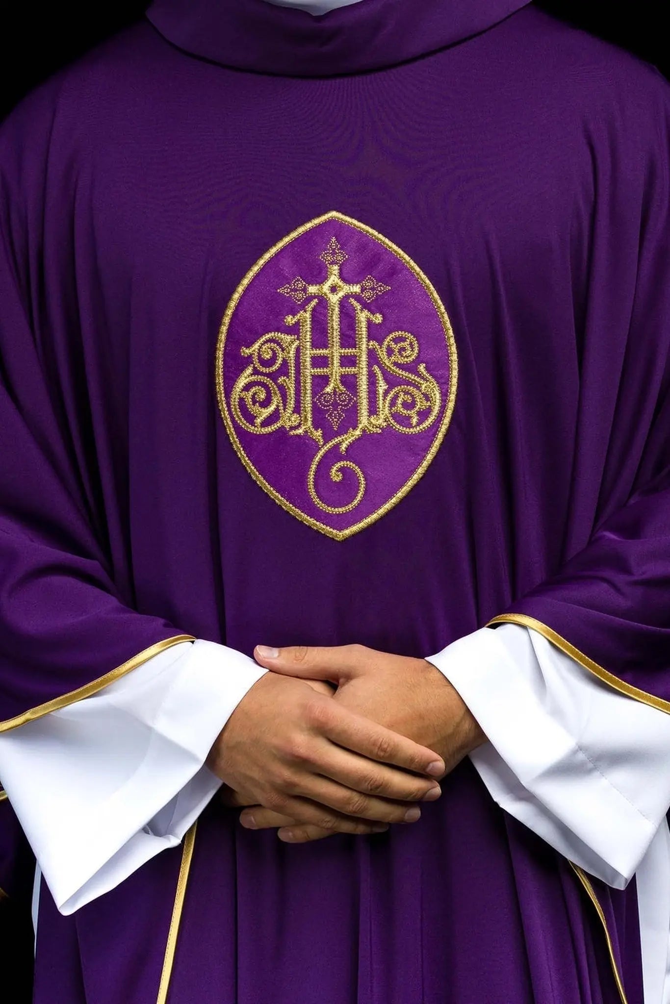 Chasuble brodée avec IHS tissu tricoté léger SACROLITE