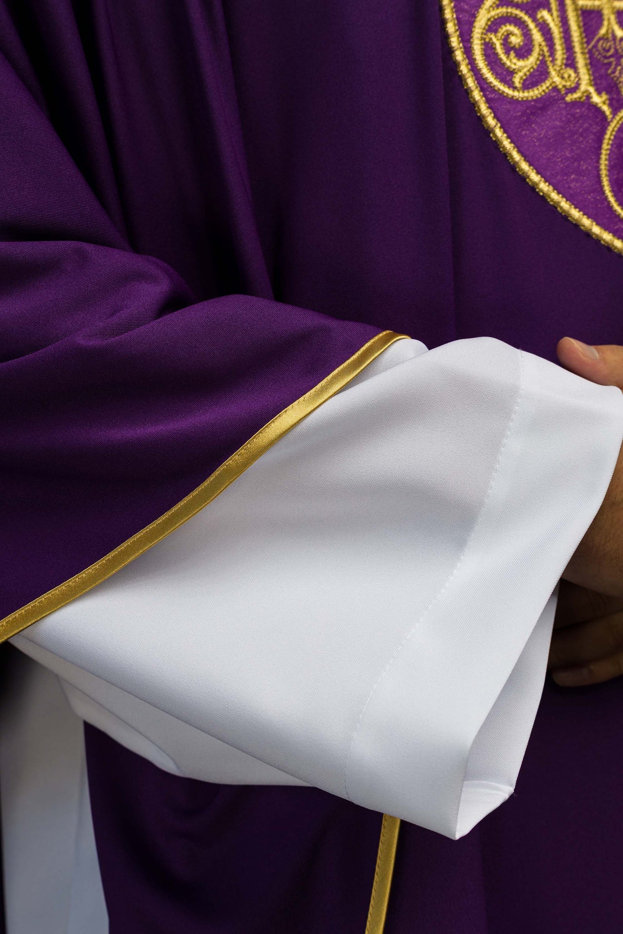 Chasuble brodée avec IHS tissu tricoté léger SACROLITE