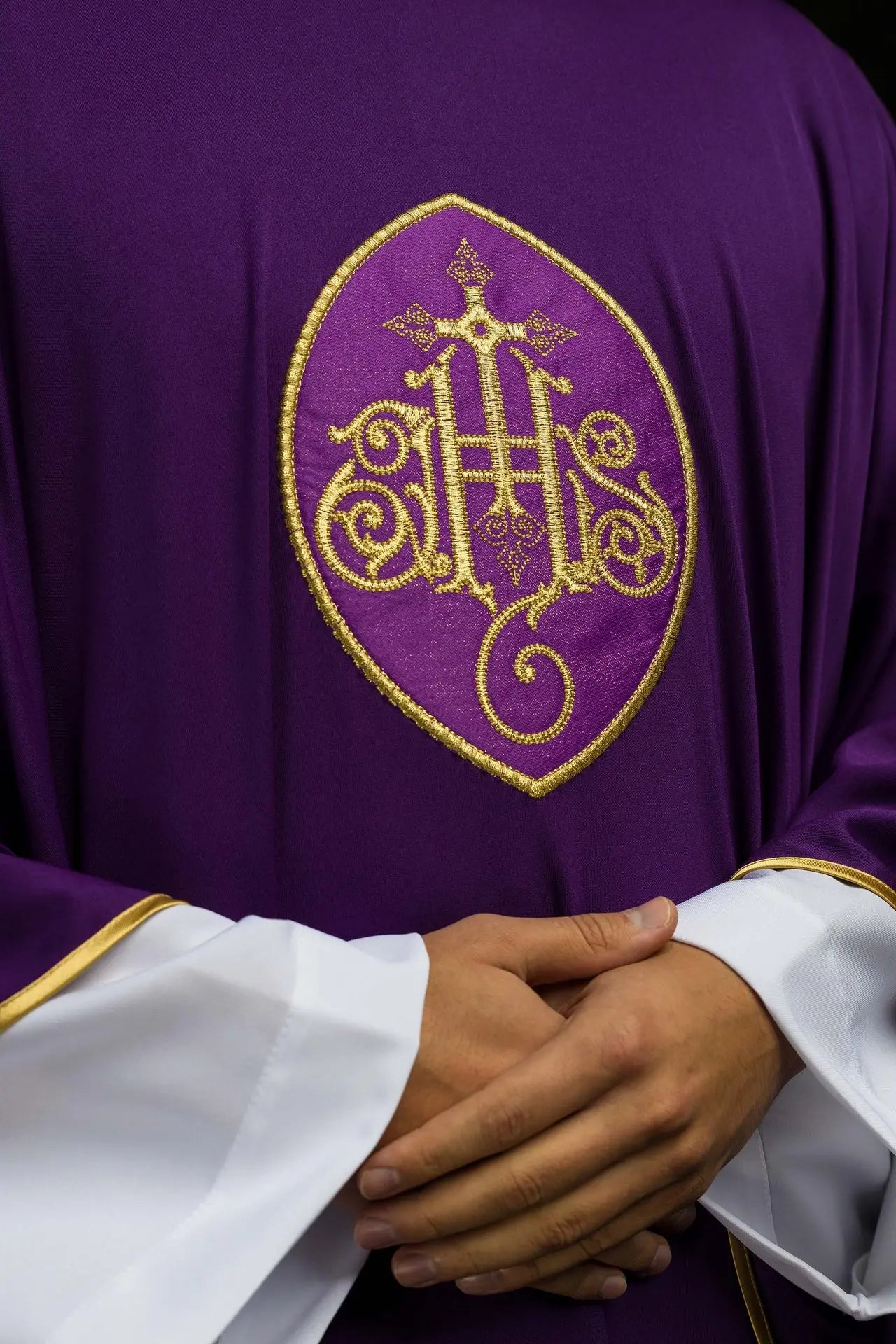 Chasuble brodée avec IHS tissu tricoté léger SACROLITE