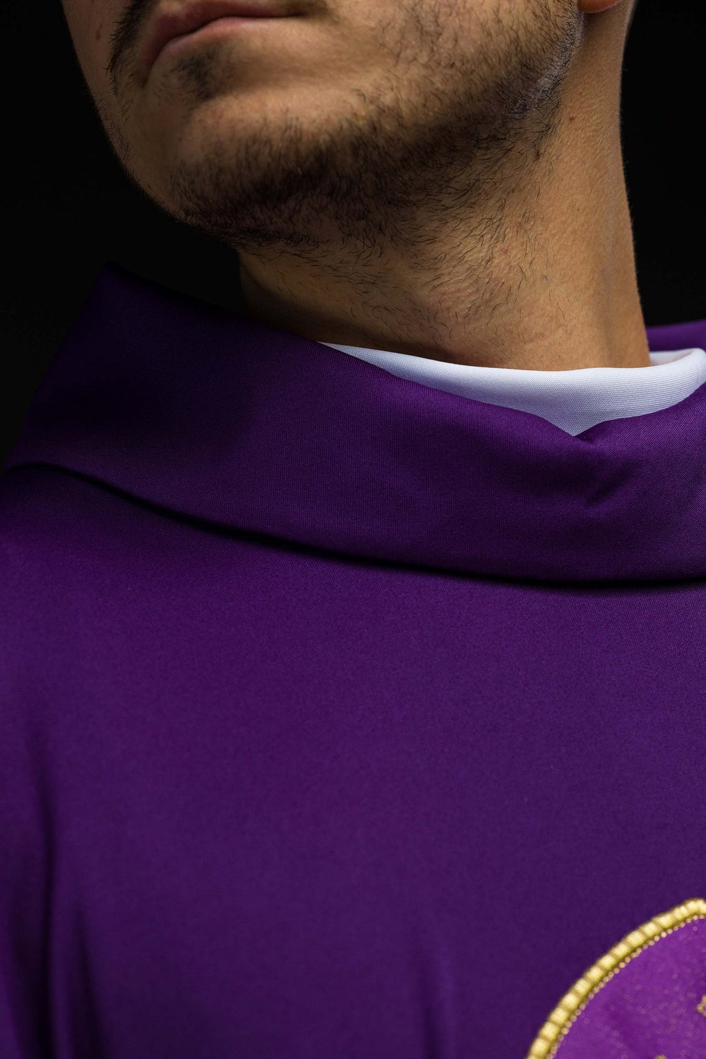 Chasuble brodée avec IHS tissu tricoté léger SACROLITE