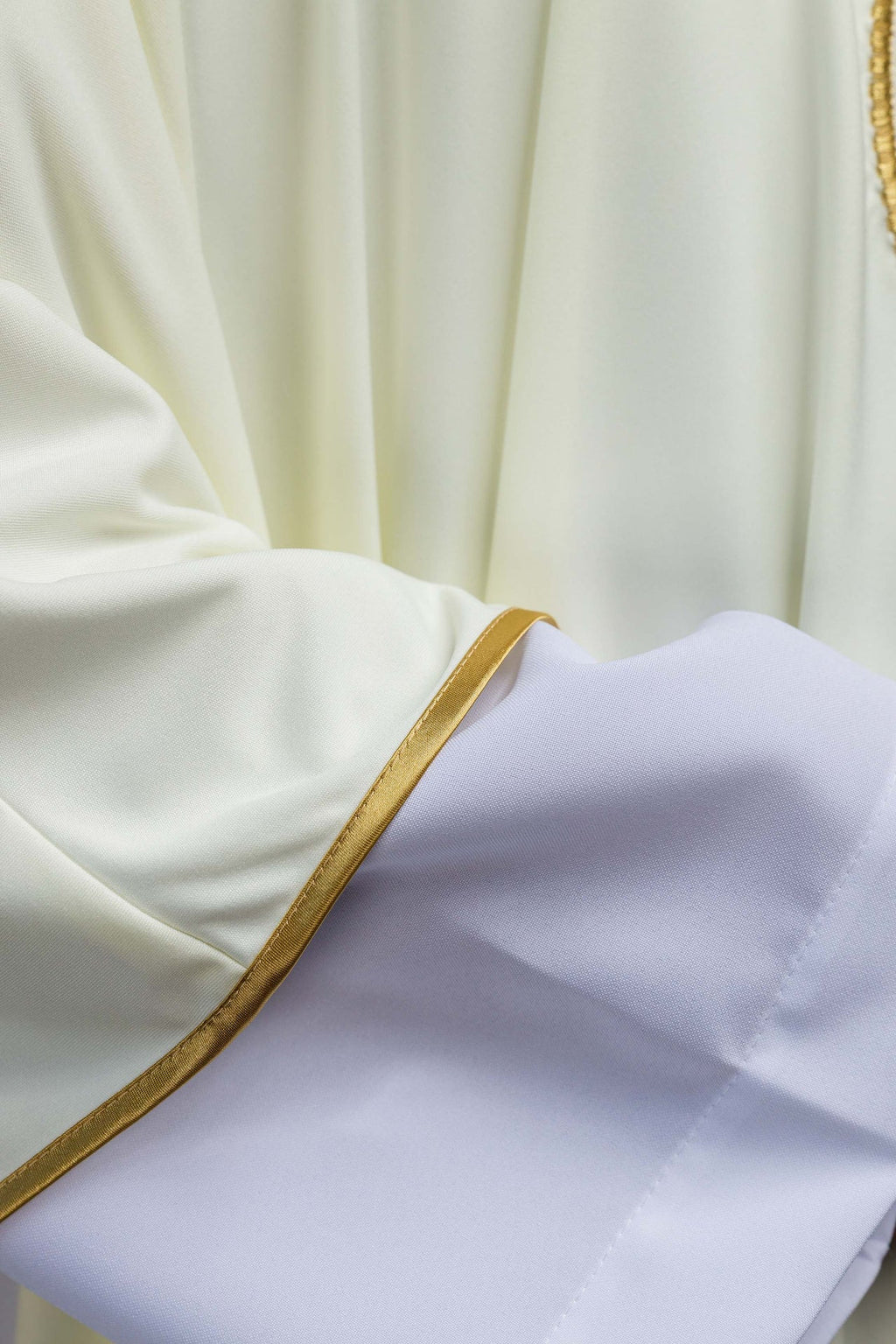 Chasuble brodée avec IHS tissu tricoté léger SACROLITE